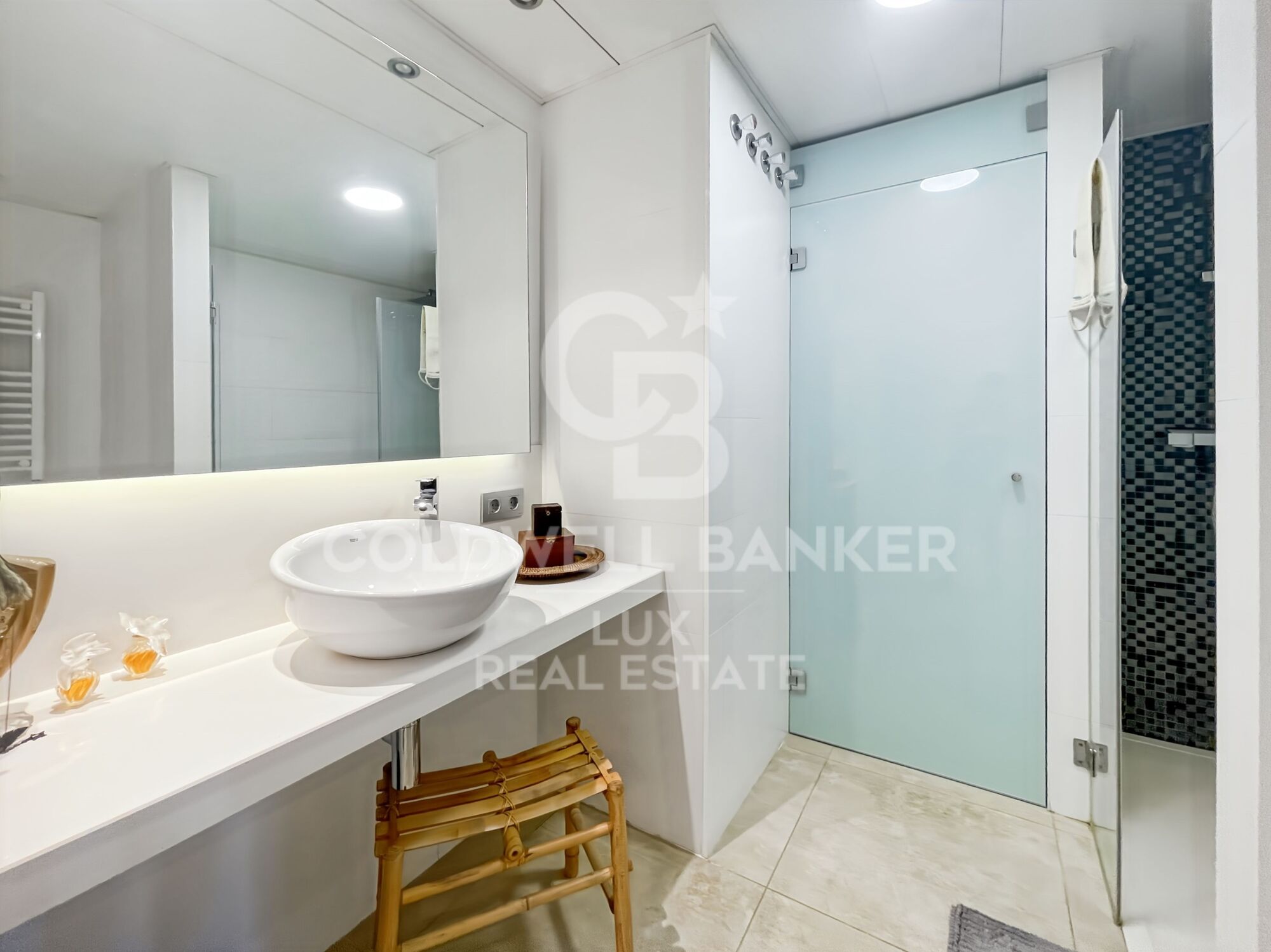 Large divisible luxury flat in Roses, 100m from the beach