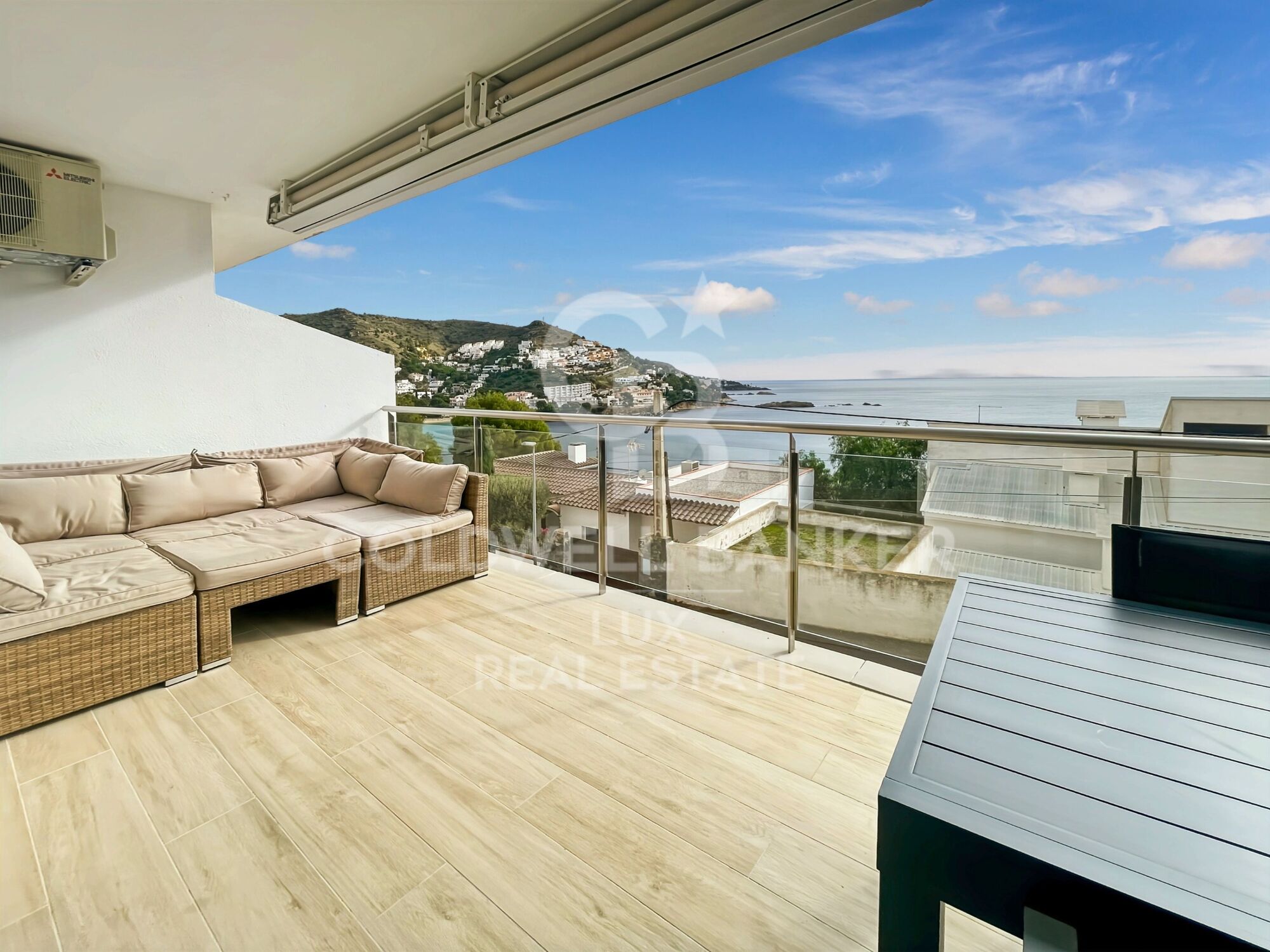 Luxuriöse Wohnung mit Meerblick in Roses: Privater Parkplatz und Terrasse