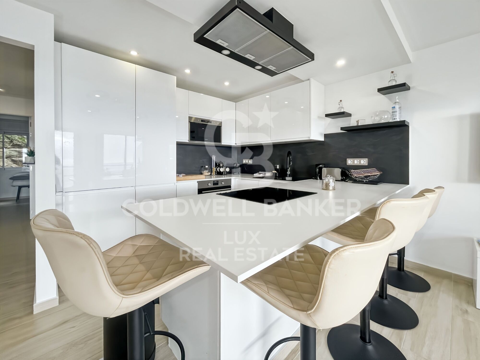 Luxuriöse Wohnung mit Meerblick in Roses: Privater Parkplatz und Terrasse