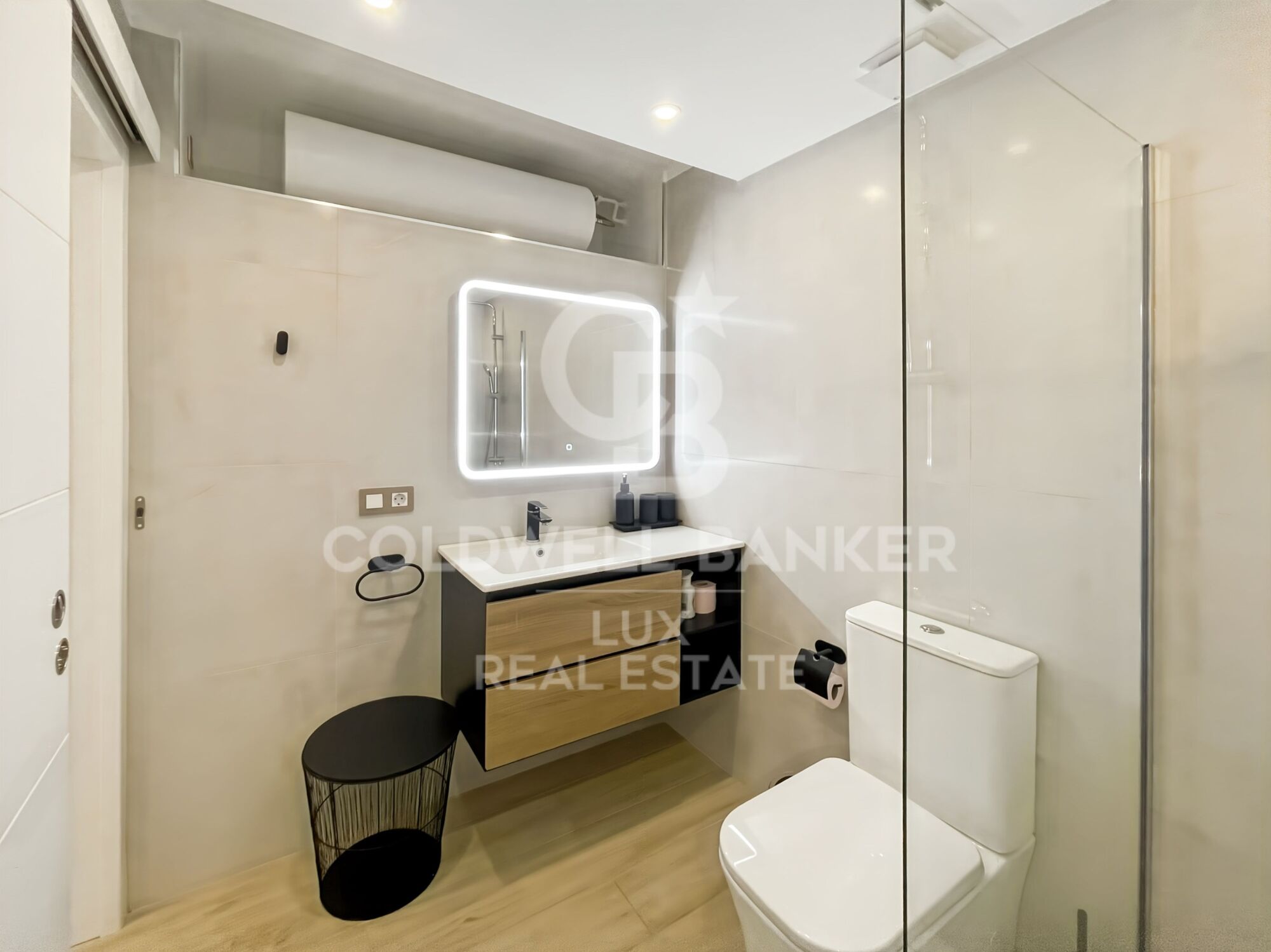 Luxuriöse Wohnung mit Meerblick in Roses: Privater Parkplatz und Terrasse