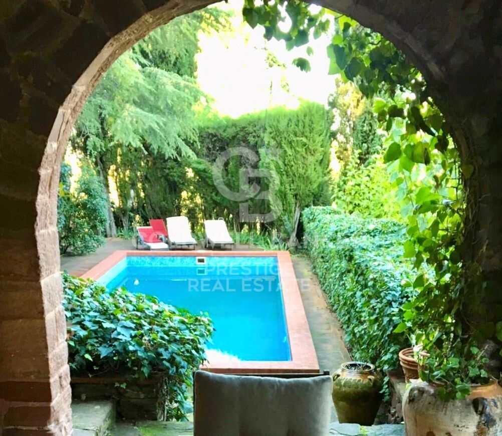 Charmante Immobilie, umgeben von Natur und Weinbergen in Castellví de Rosanes.