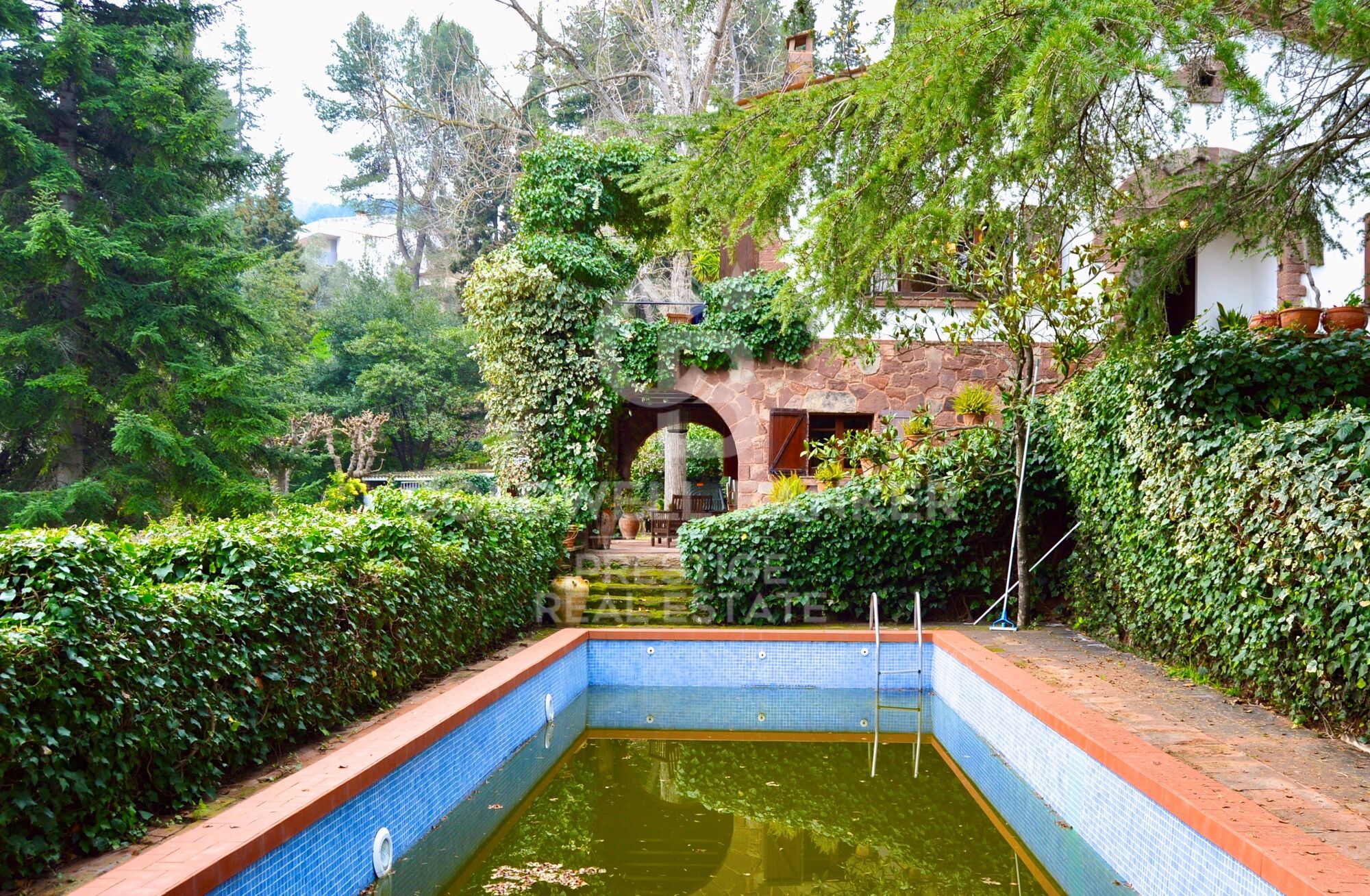 Charmante propriété entourée de nature et de vignes à Castellví de Rosanes.