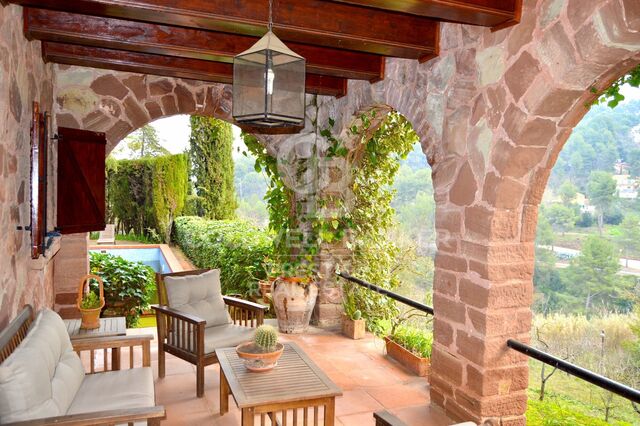 Charming property surrounded by nature and vineyards in Castellví de Rosanes.