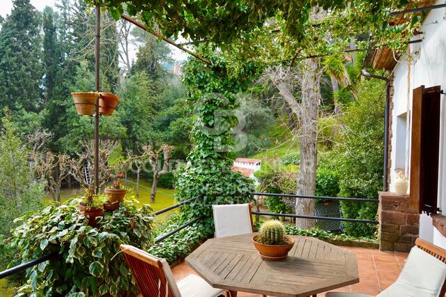 Charmante propriété entourée de nature et de vignes à Castellví de Rosanes.