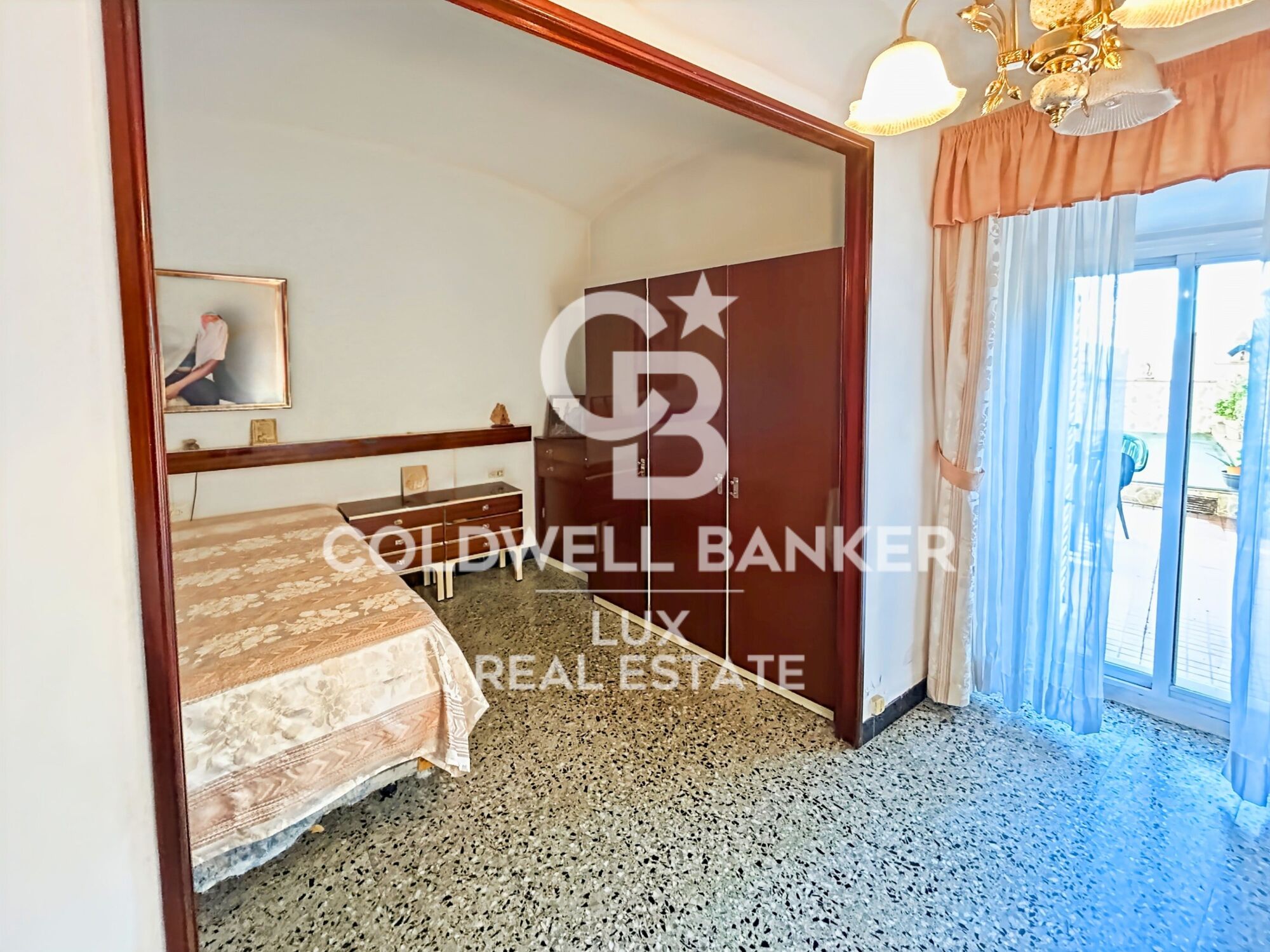 Casa de pueblo con terraza soleada y garaje en Borrassà. A reformar