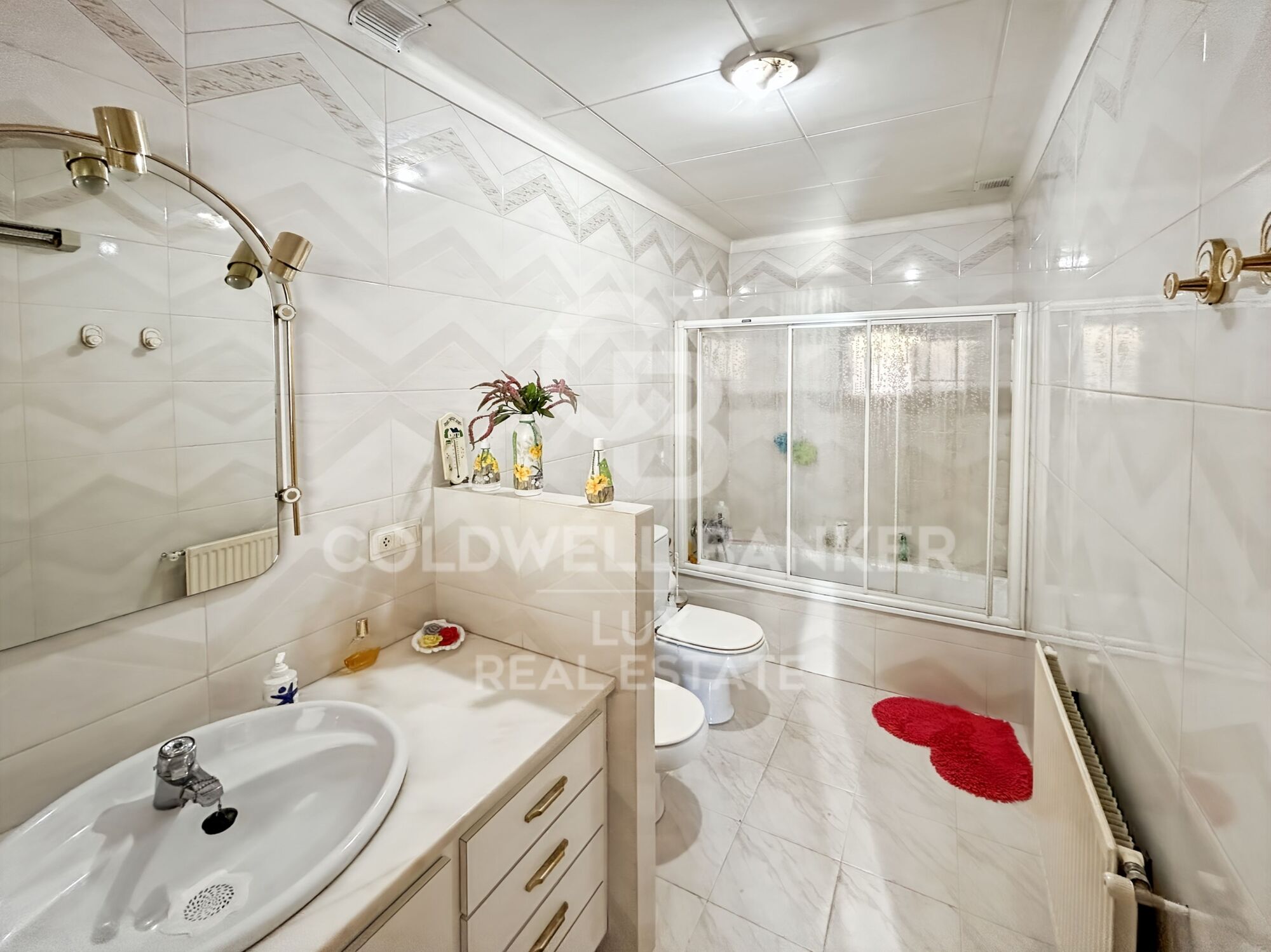 Casa de pueblo con terraza soleada y garaje en Borrassà. A reformar