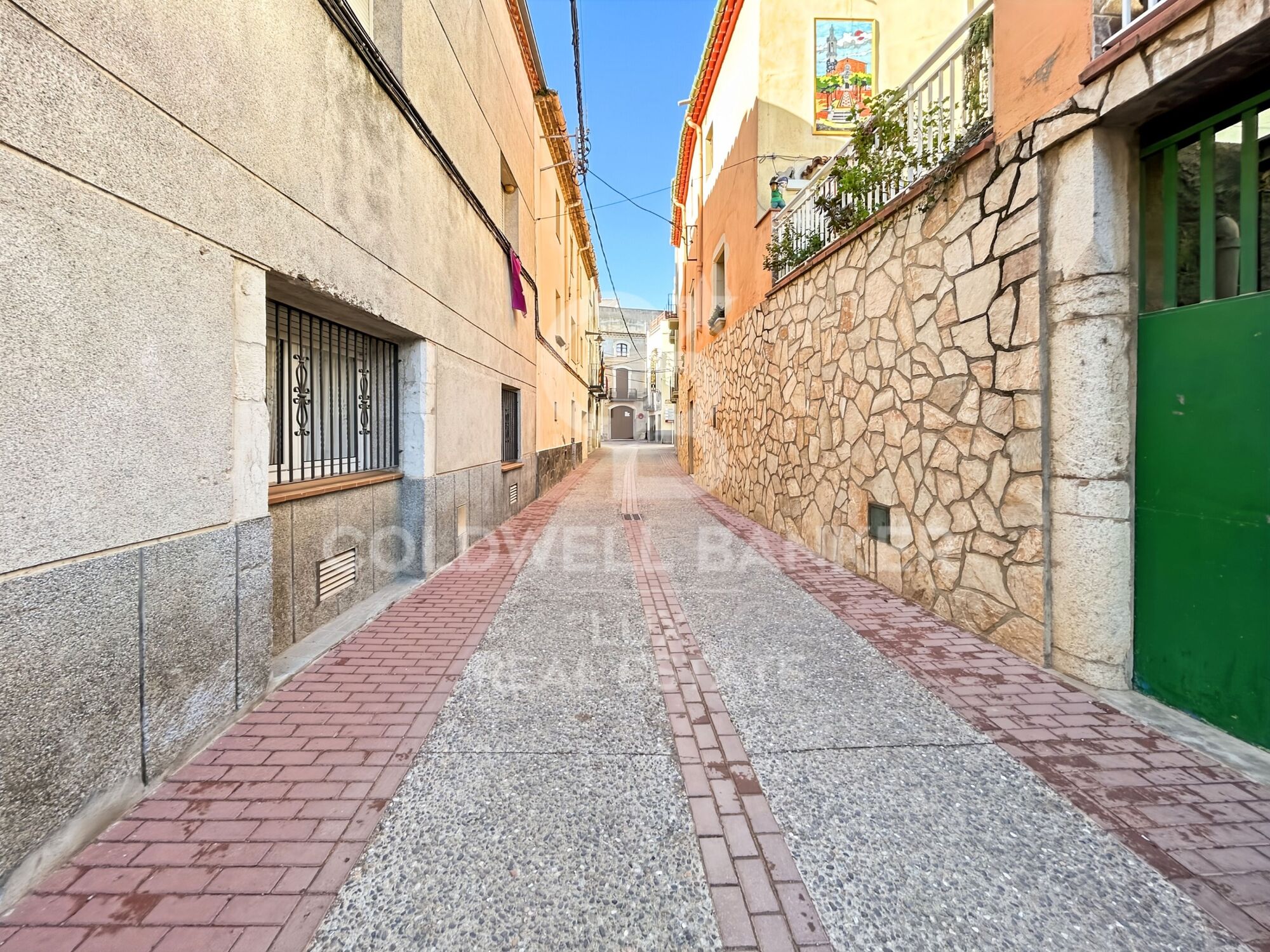 Casa de pueblo con terraza soleada y garaje en Borrassà. A reformar