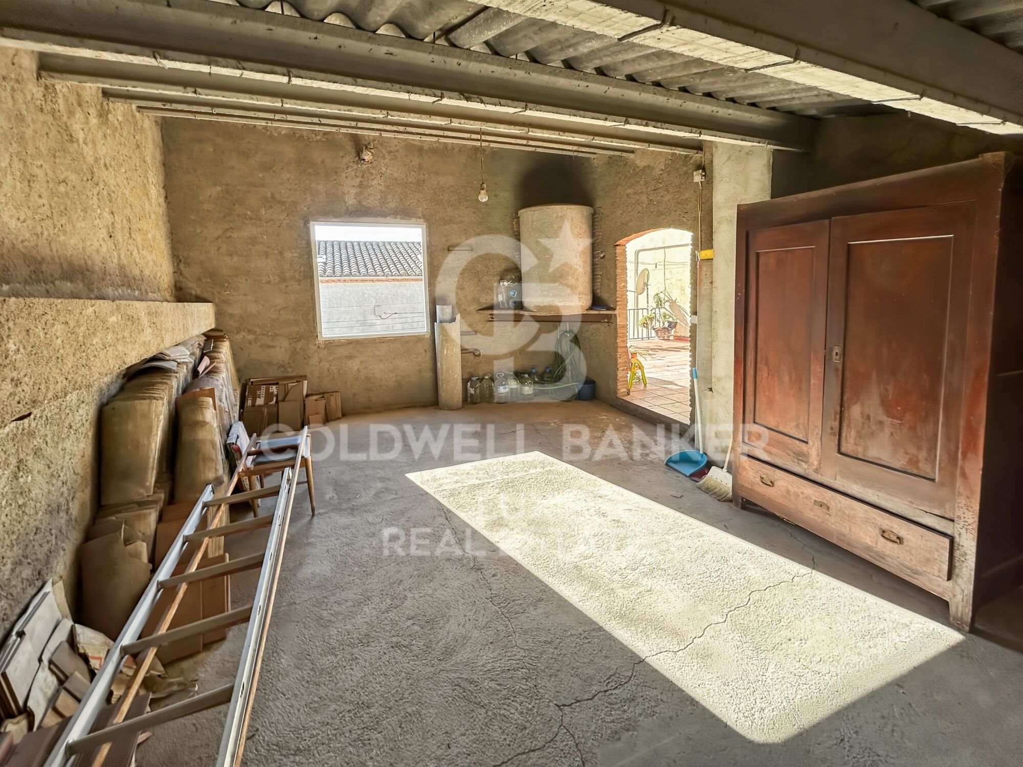 Casa de pueblo con terraza soleada y garaje en Borrassà. A reformar