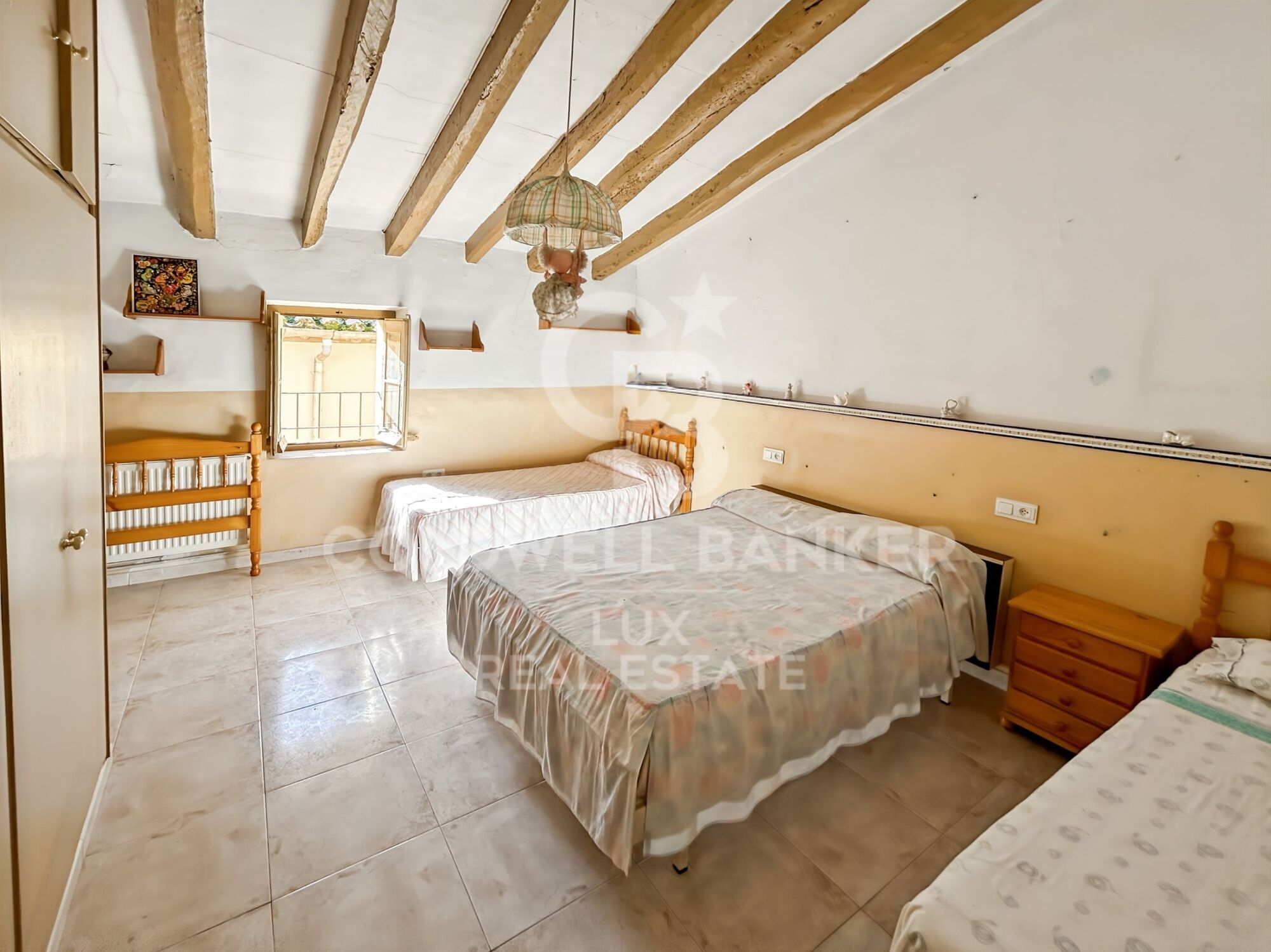 Casa de pueblo con terraza soleada y garaje en Borrassà. A reformar