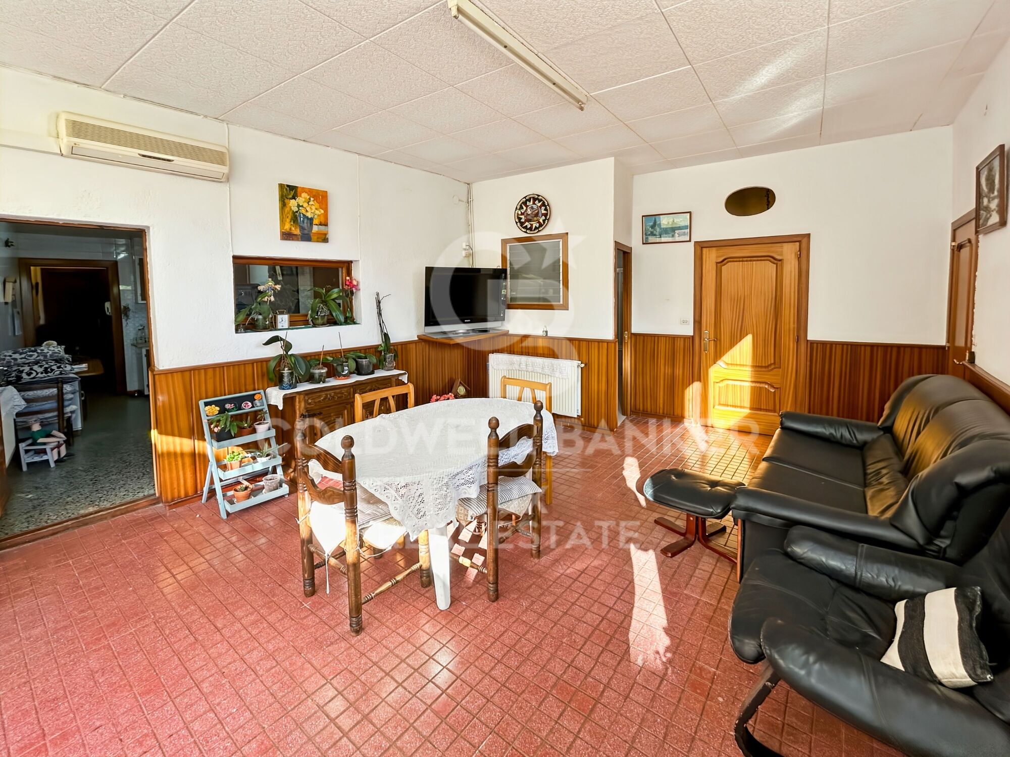 Townhouse with sunny terrace and garage in Borrassà. To be renovated