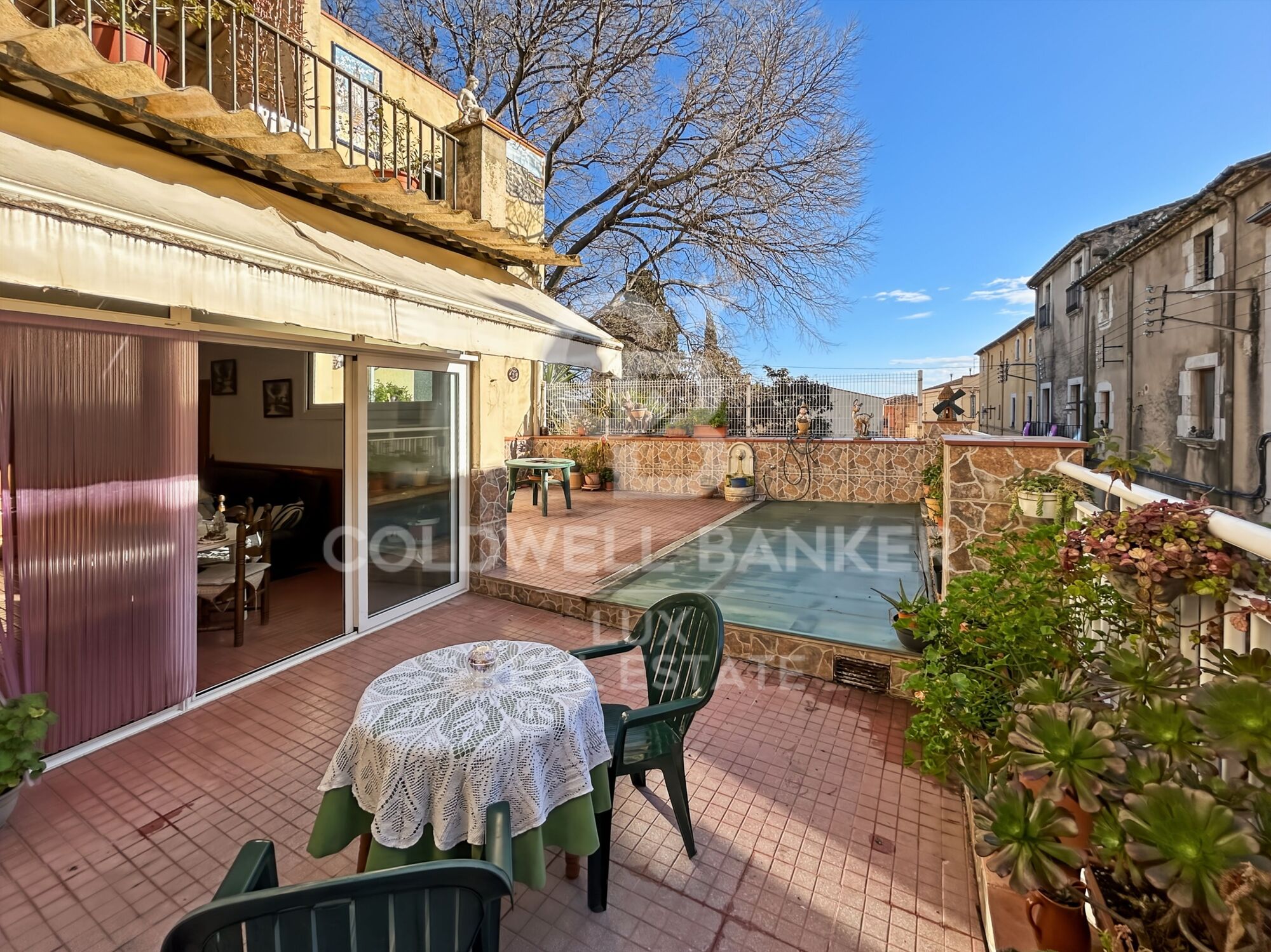 Townhouse with sunny terrace and garage in Borrassà. To be renovated