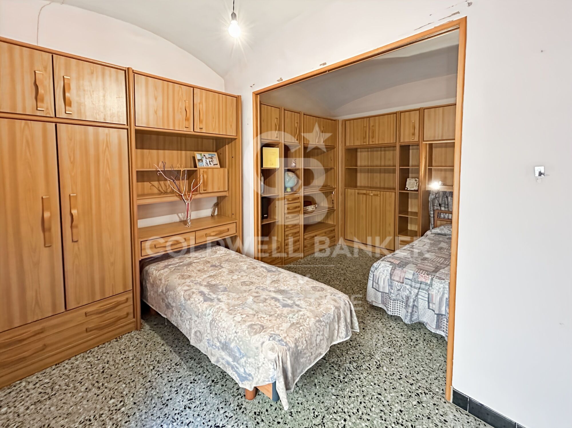Maison de village avec terrasse ensoleillée et garage à Borrassà. À rénover