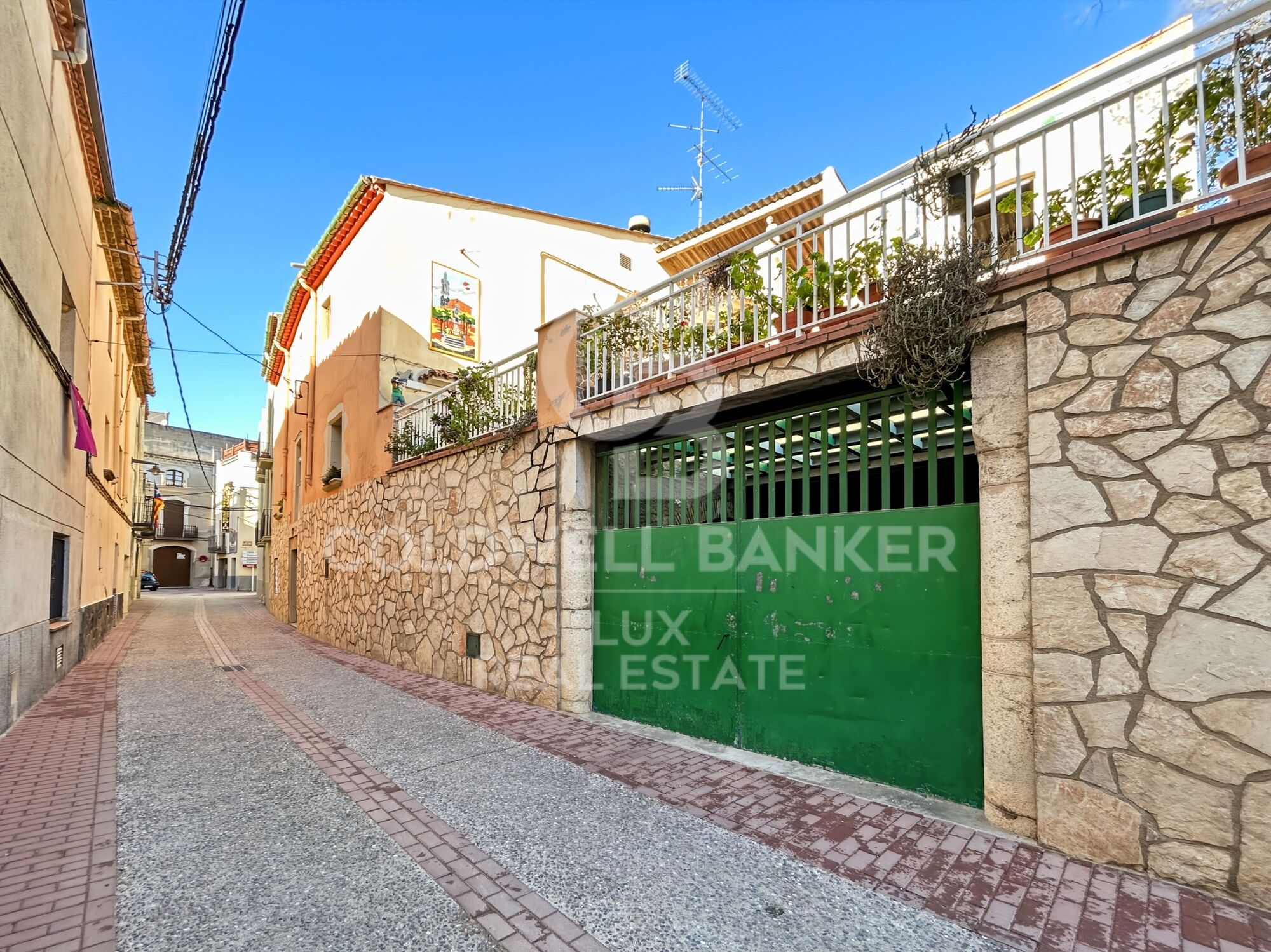 Townhouse with sunny terrace and garage in Borrassà. To be renovated