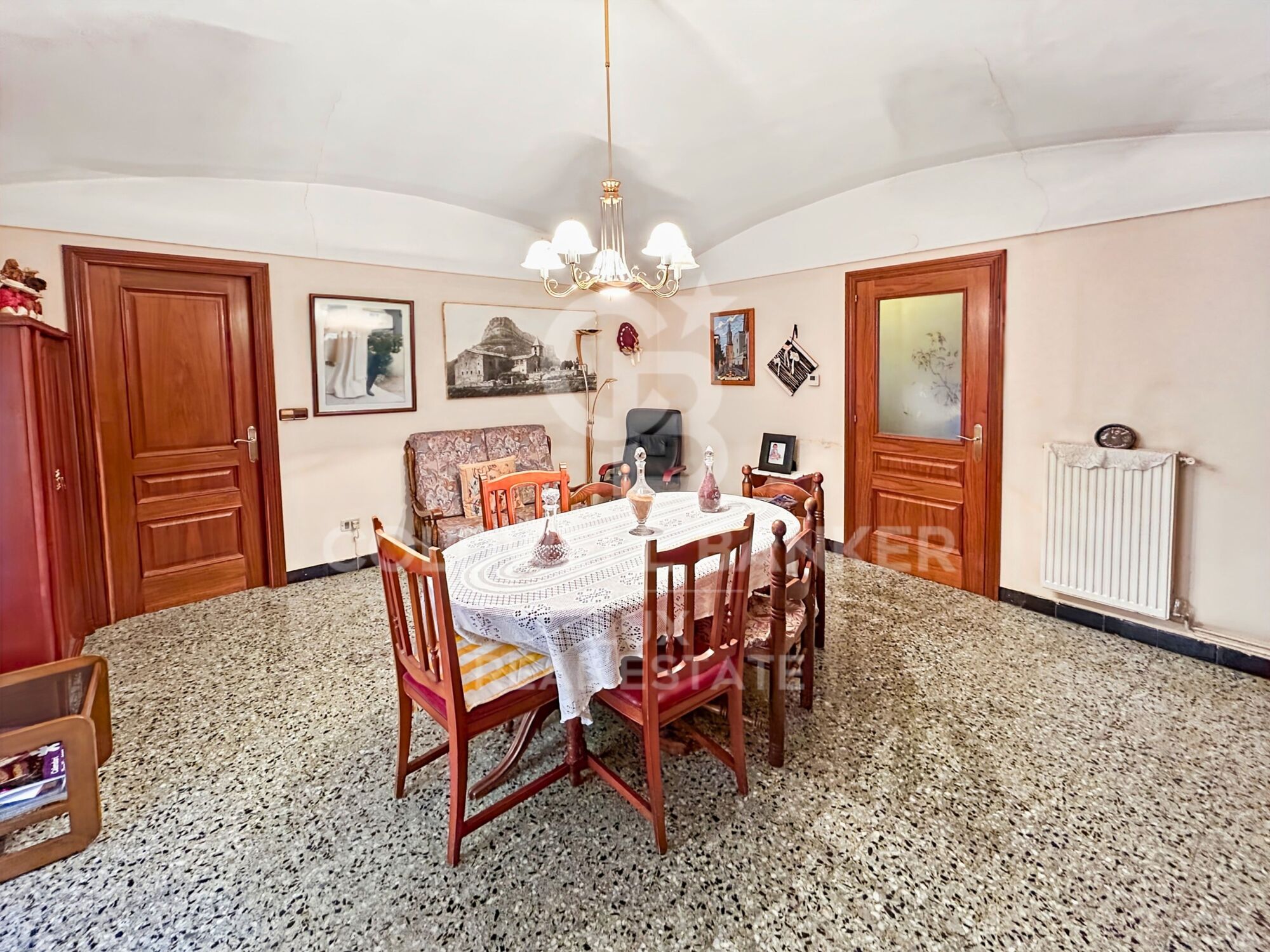 Casa de pueblo con terraza soleada y garaje en Borrassà. A reformar
