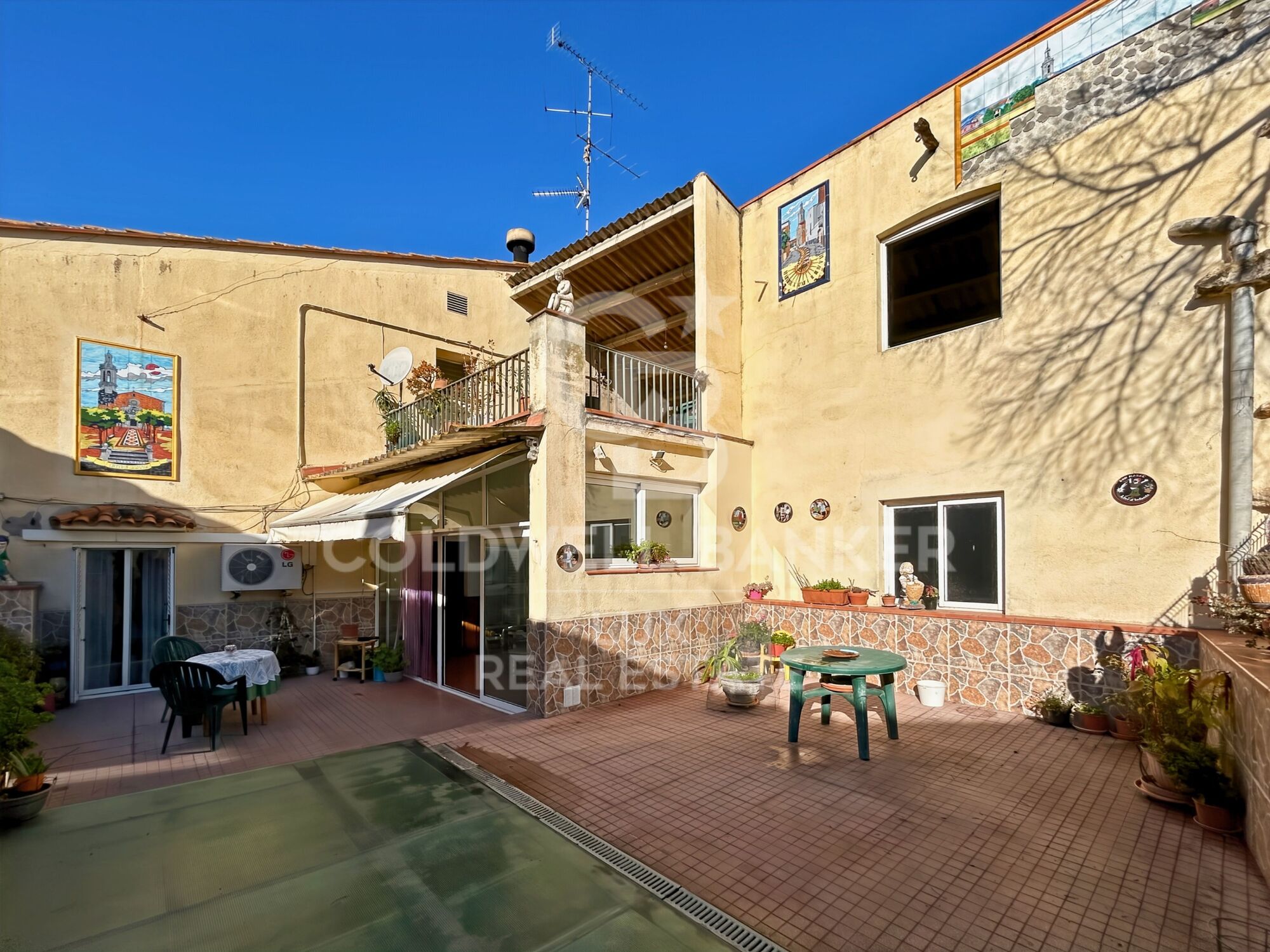Casa de pueblo con terraza soleada y garaje en Borrassà. A reformar