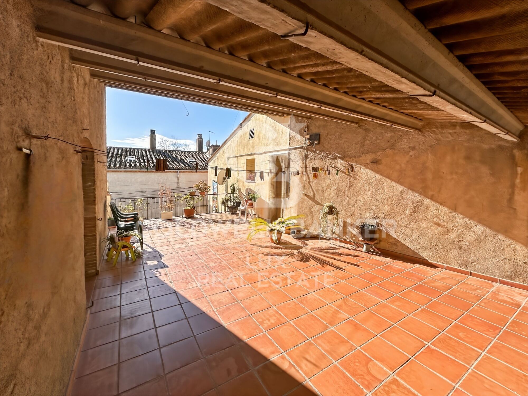 Casa de pueblo con terraza soleada y garaje en Borrassà. A reformar