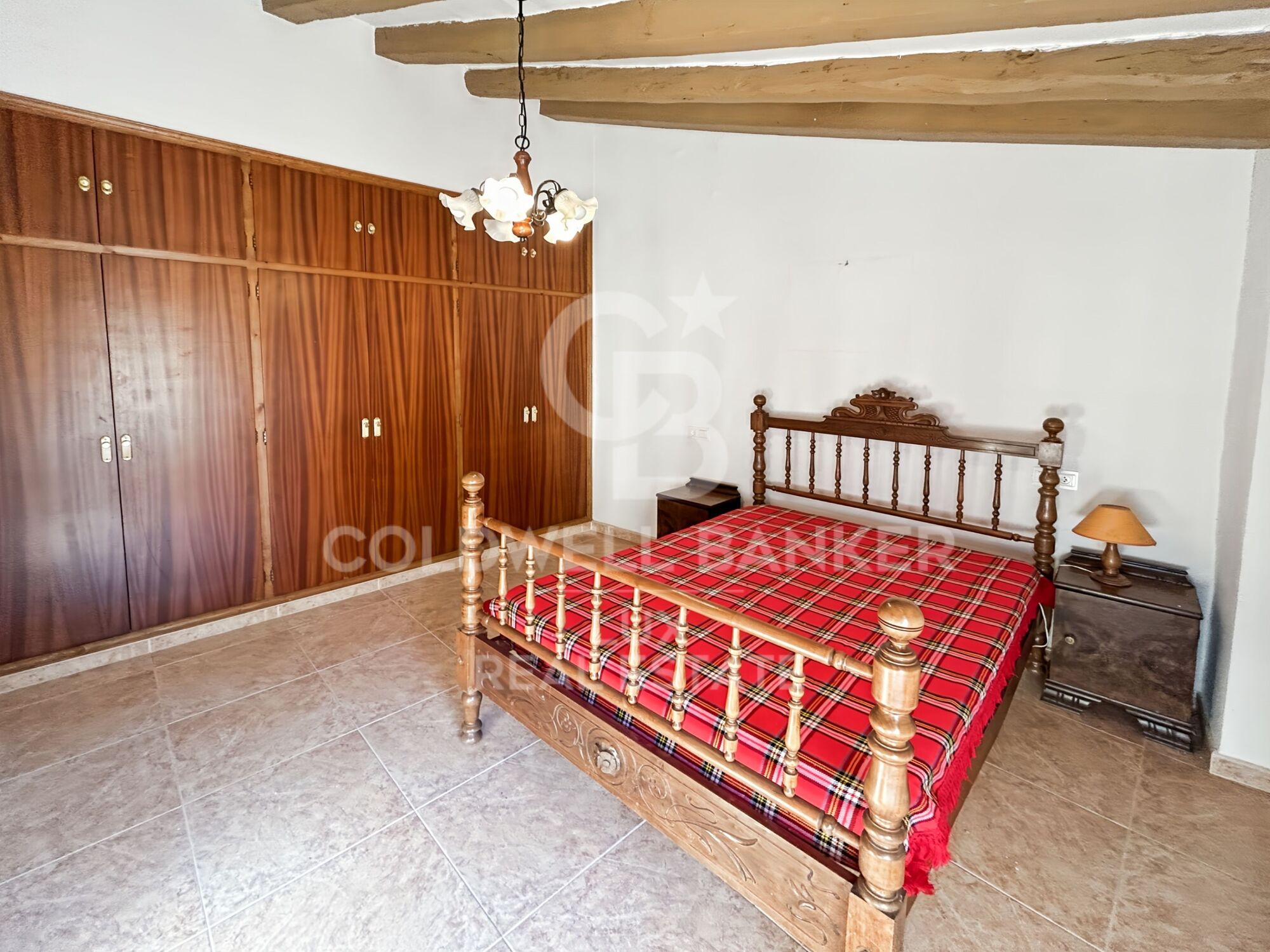 Casa de pueblo con terraza soleada y garaje en Borrassà. A reformar