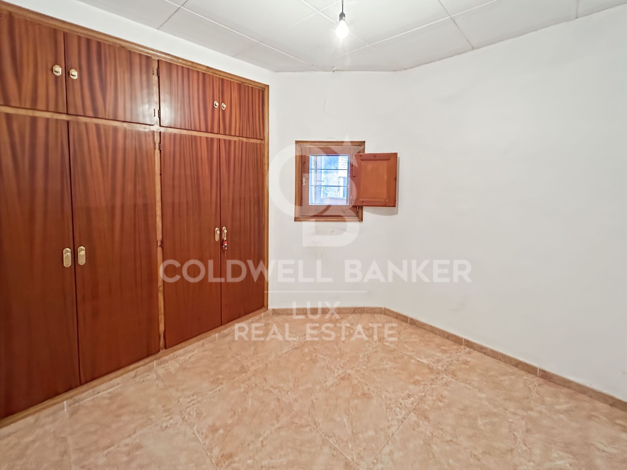 Casa de pueblo con terraza soleada y garaje en Borrassà. A reformar