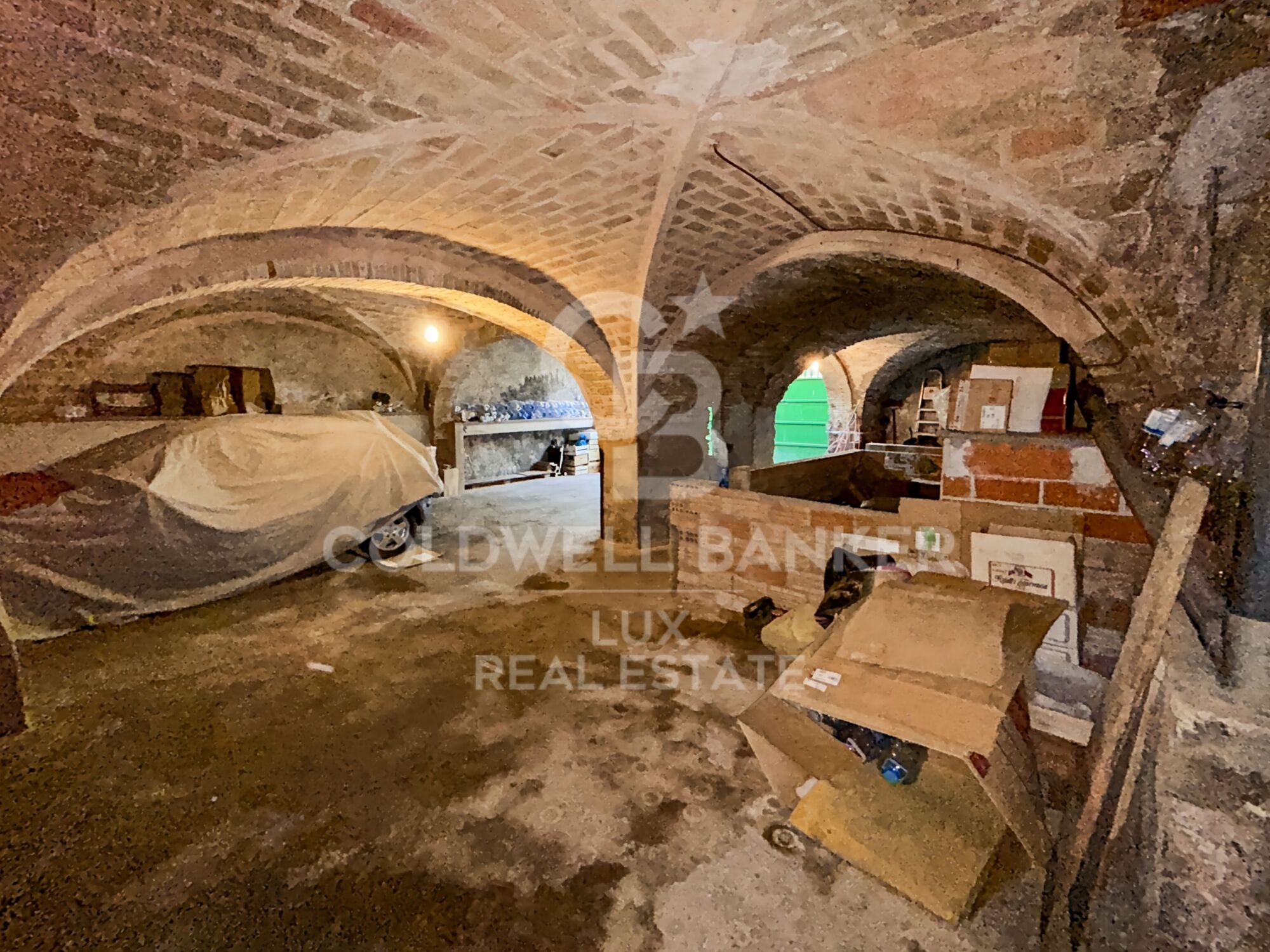 Casa de pueblo con terraza soleada y garaje en Borrassà. A reformar