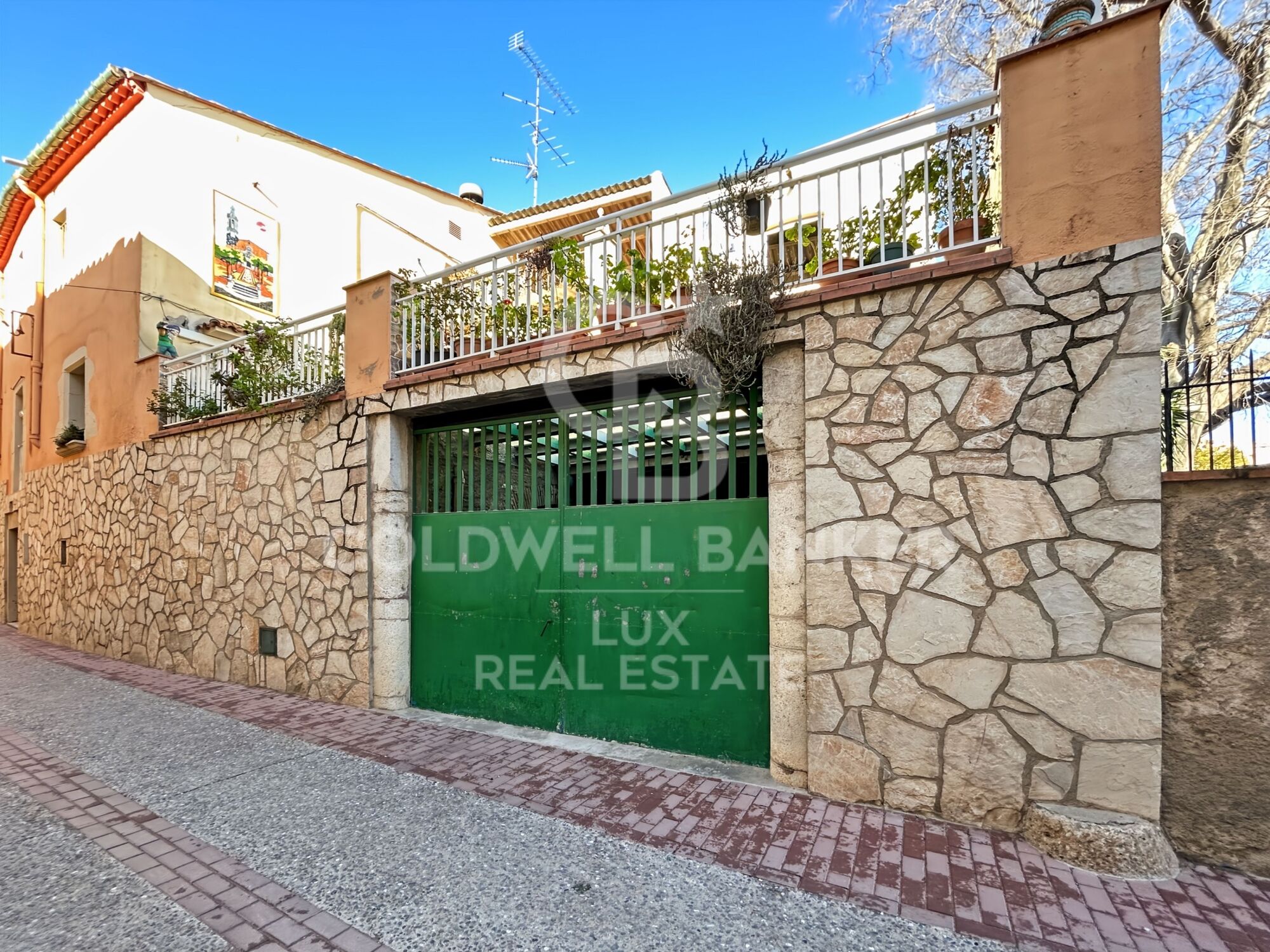 Townhouse with sunny terrace and garage in Borrassà. To be renovated