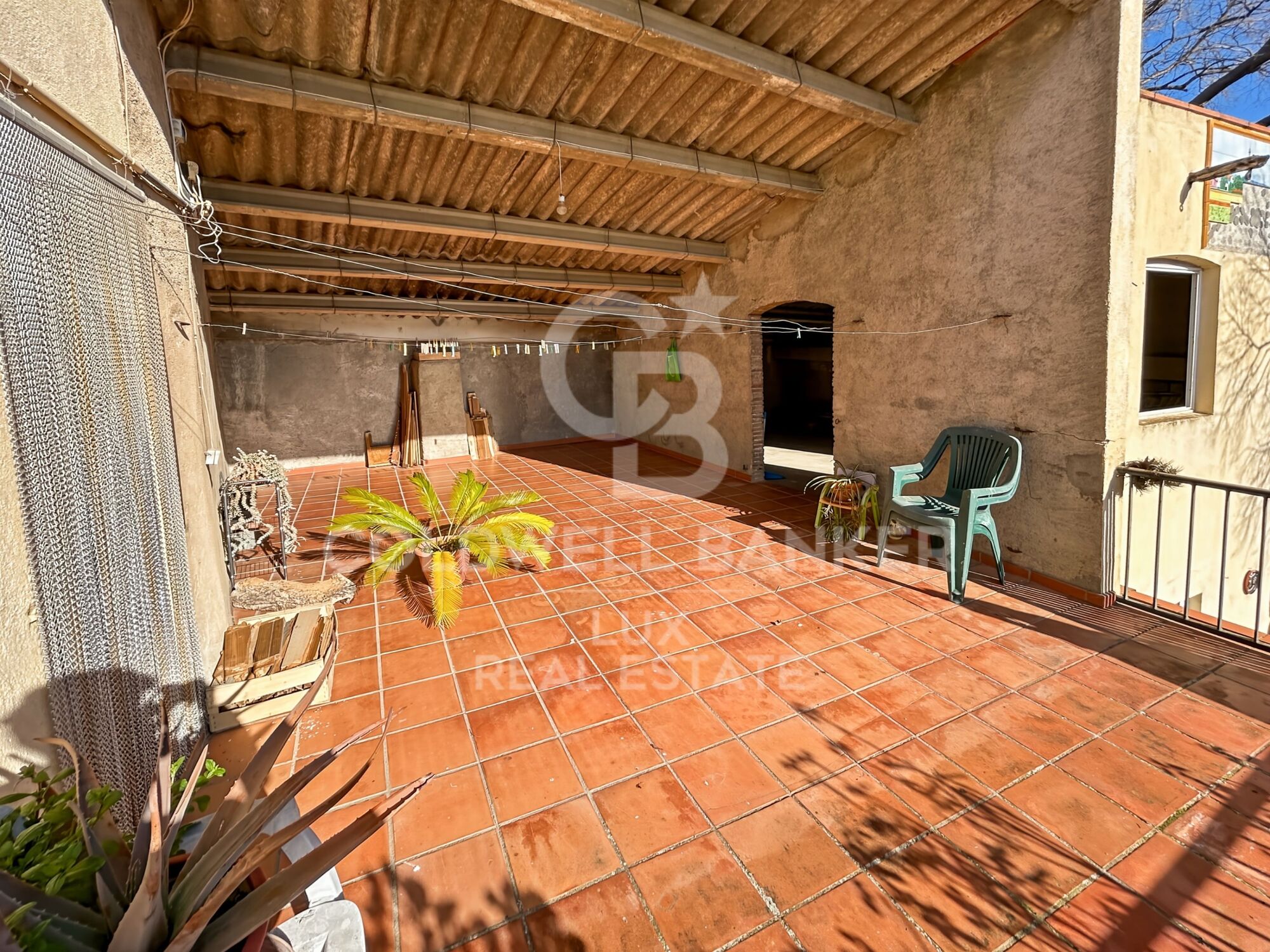 Maison de village avec terrasse ensoleillée et garage à Borrassà. À rénover