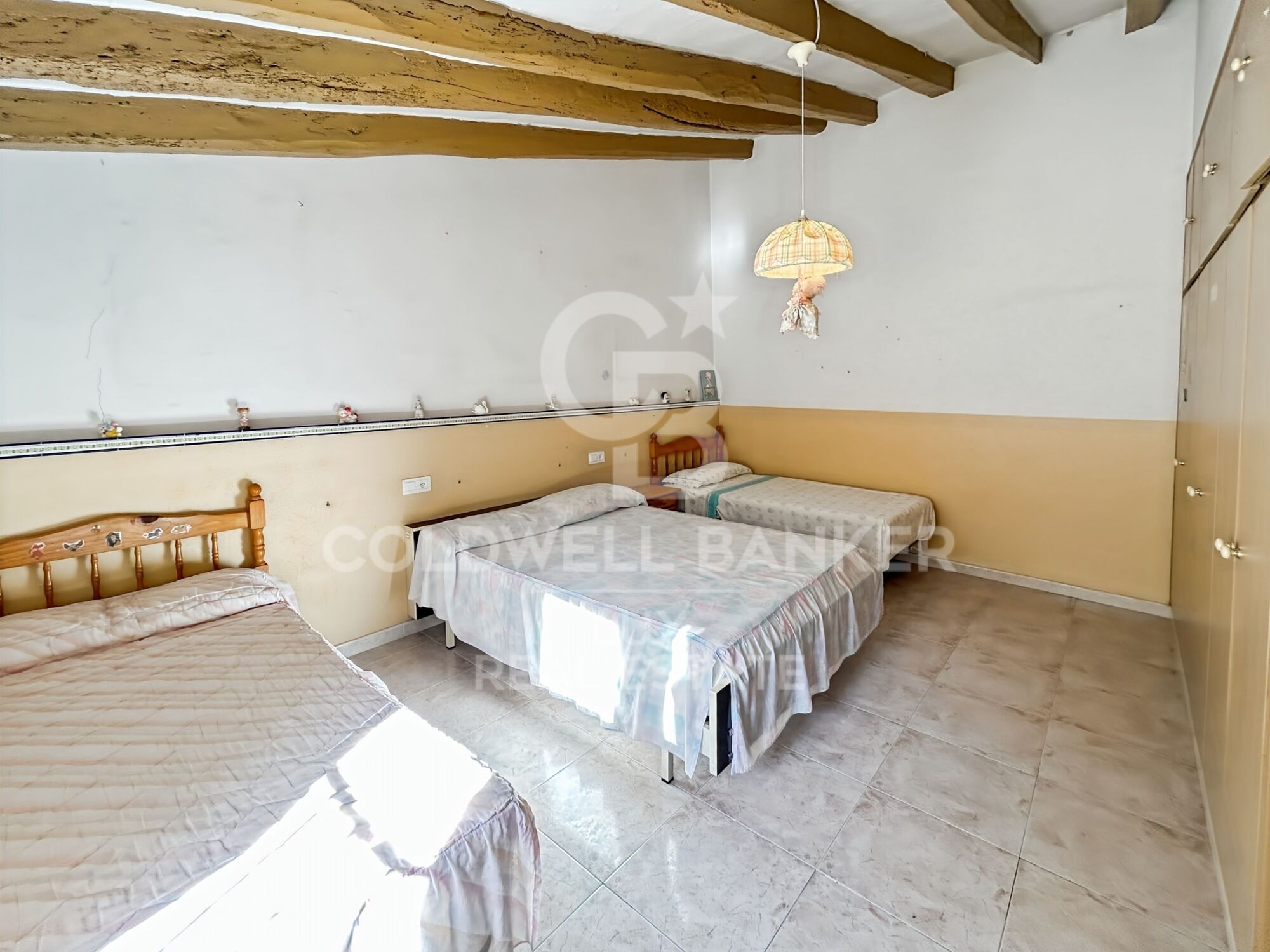 Maison de village avec terrasse ensoleillée et garage à Borrassà. À rénover