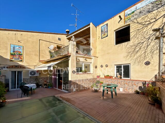 Townhouse with sunny terrace and garage in Borrassà. To be renovated
