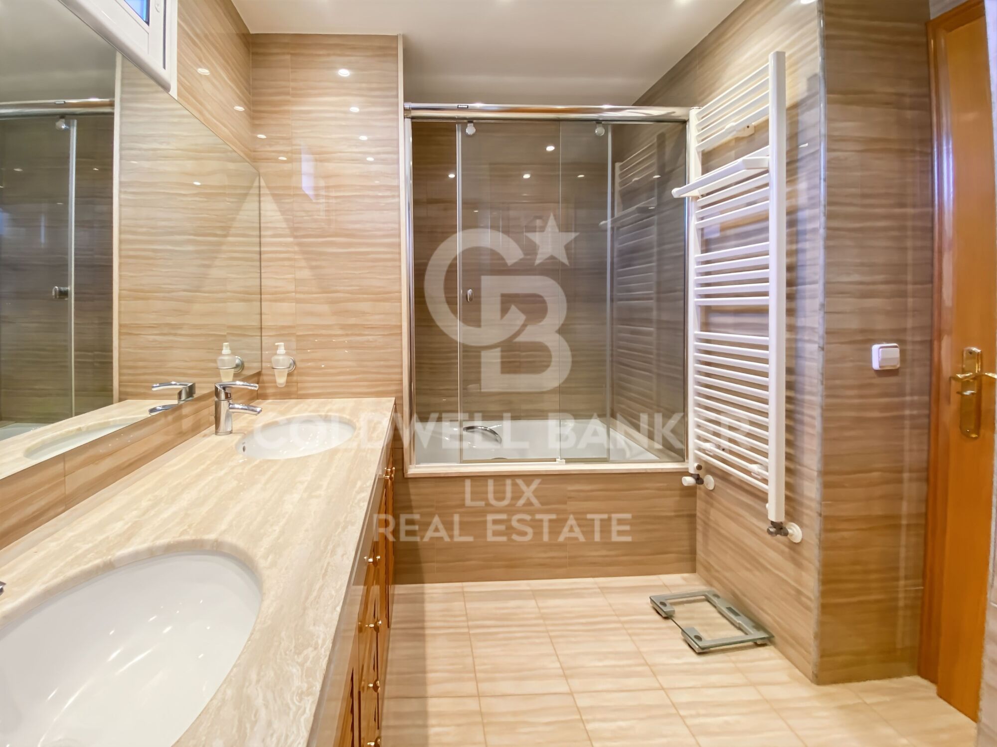 House with pool and garage in Vilamalla