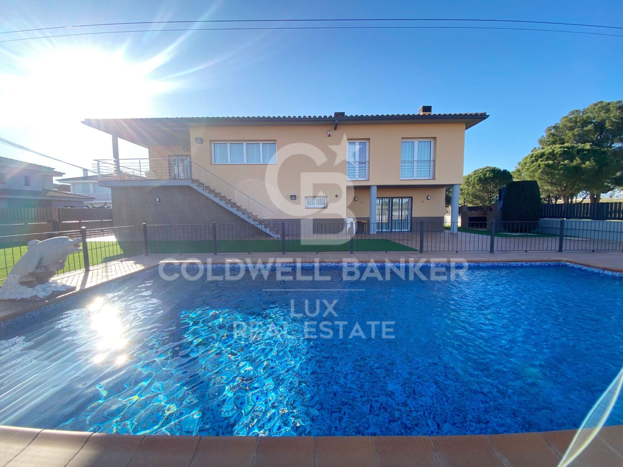 Casa con piscina y garaje en Vilamalla