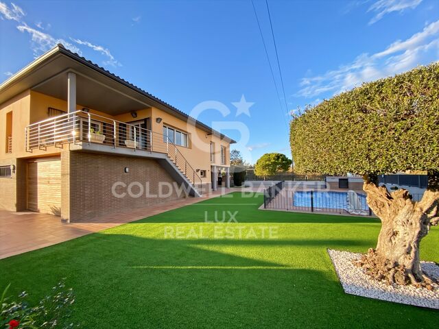 Casa con piscina y garaje en Vilamalla