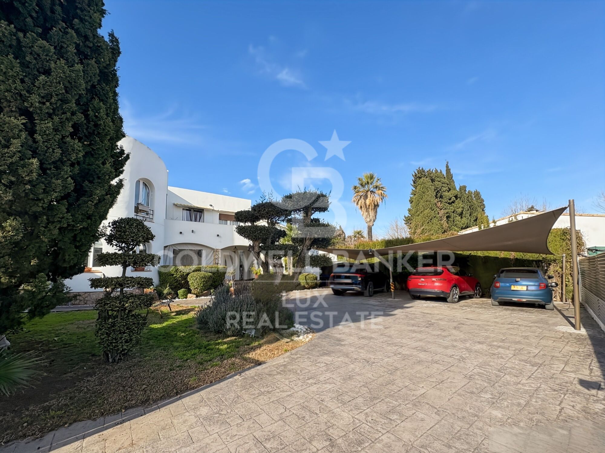 Modern villa with ample outdoor space in Empuriabarava