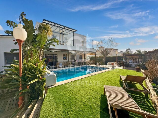 Villa moderna con amplio espacio exterior en Empuriabarava