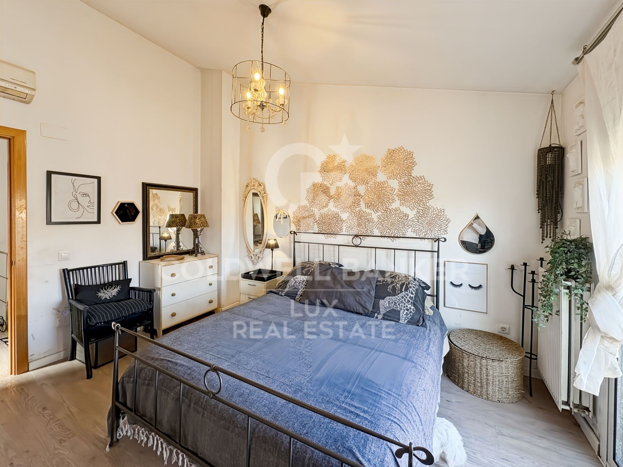 House with sunny garden and garage for sale in Empuriabrava