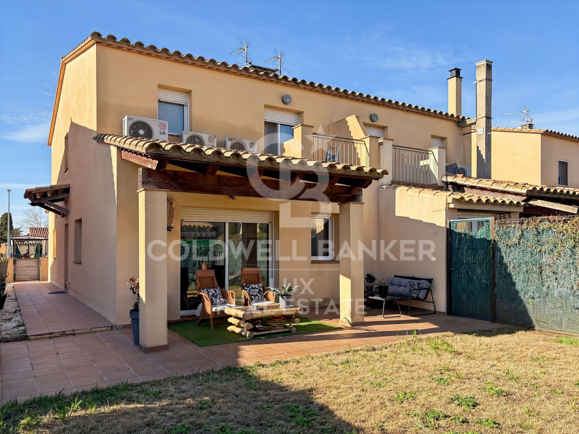 House with sunny garden and garage for sale in Empuriabrava