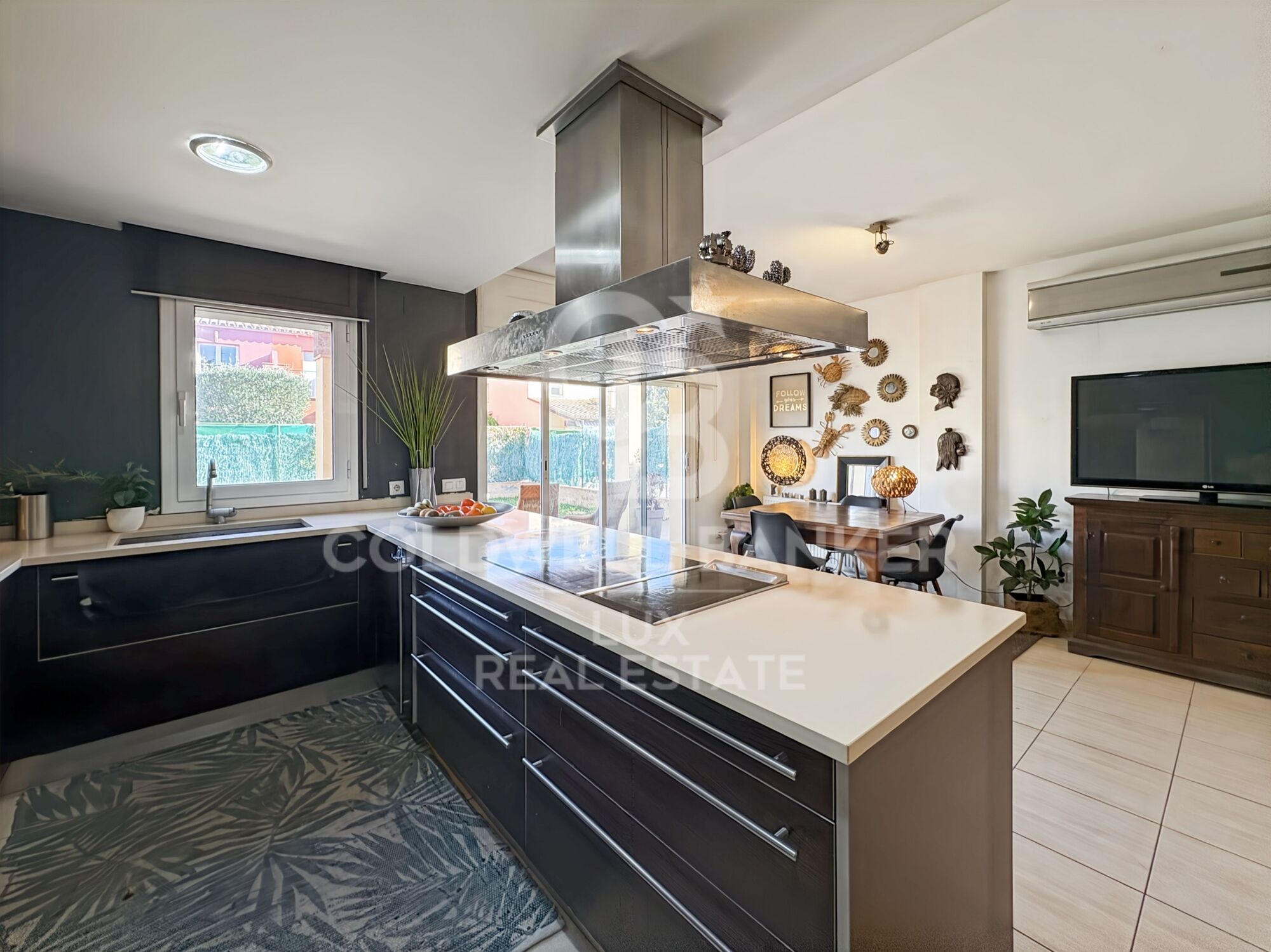 House with sunny garden and garage for sale in Empuriabrava