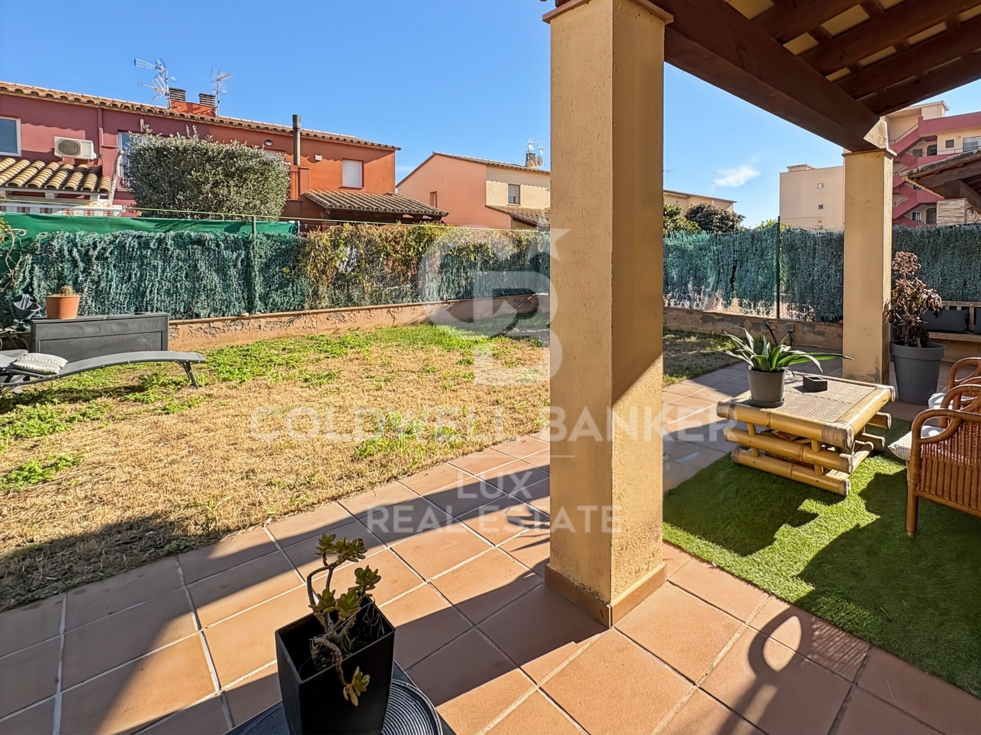 House with sunny garden and garage for sale in Empuriabrava