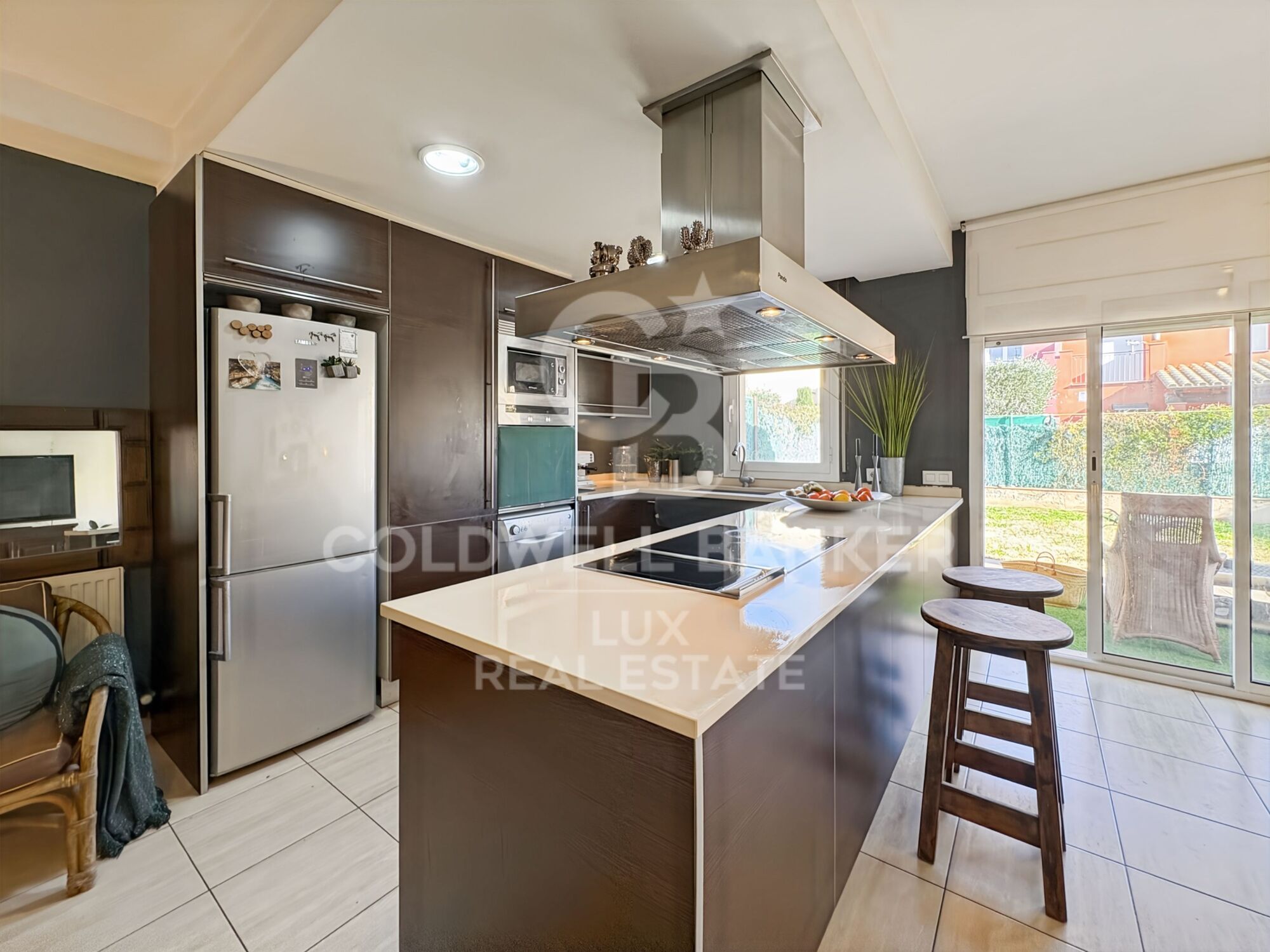 House with sunny garden and garage for sale in Empuriabrava