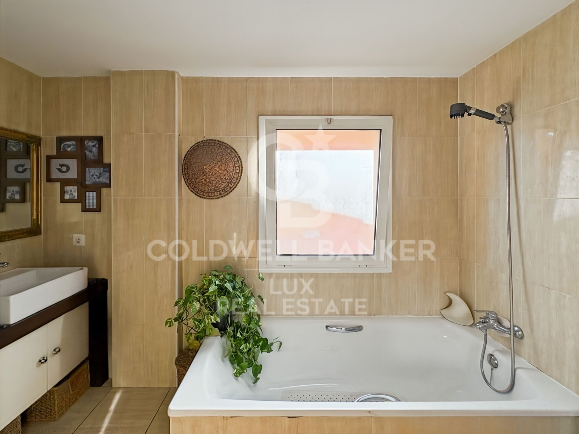 House with sunny garden and garage for sale in Empuriabrava