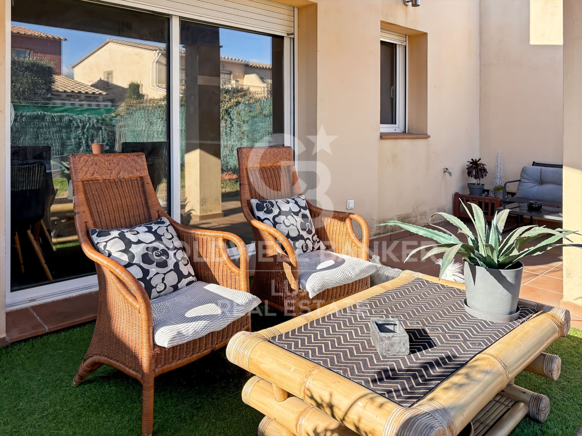 House with sunny garden and garage for sale in Empuriabrava