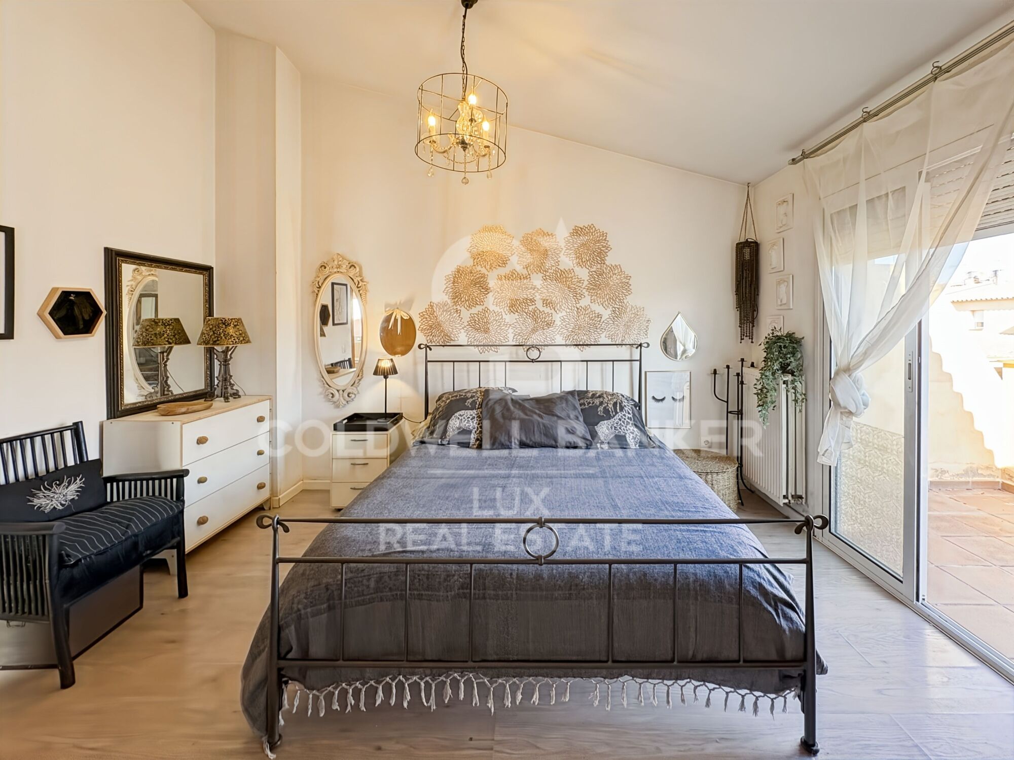 House with sunny garden and garage for sale in Empuriabrava