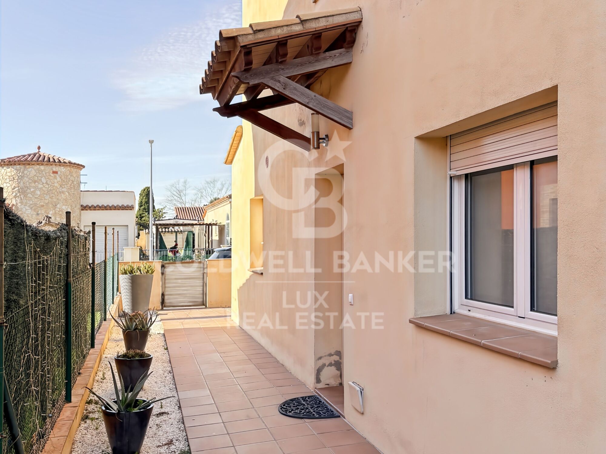 House with sunny garden and garage for sale in Empuriabrava