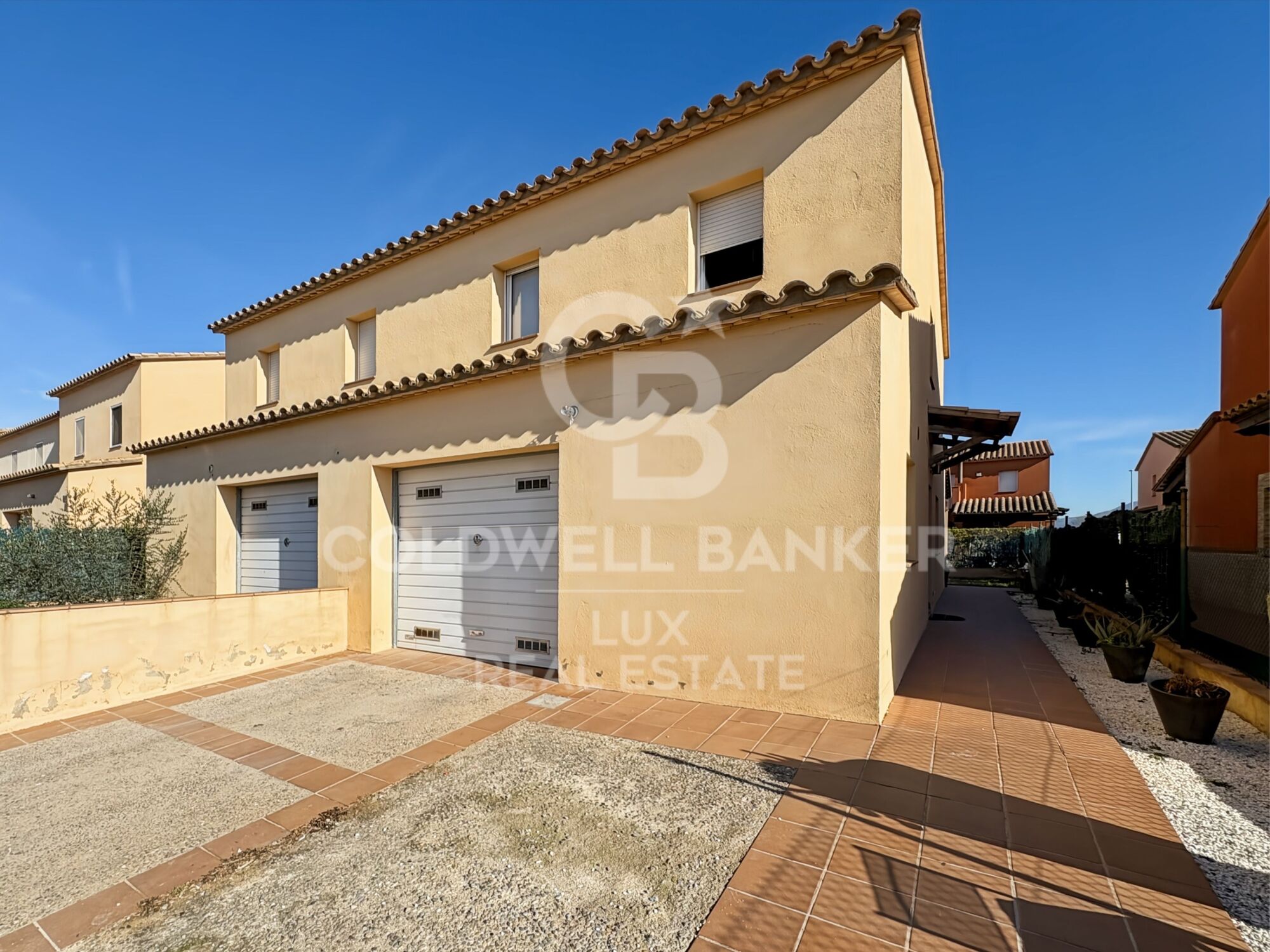 House with sunny garden and garage for sale in Empuriabrava