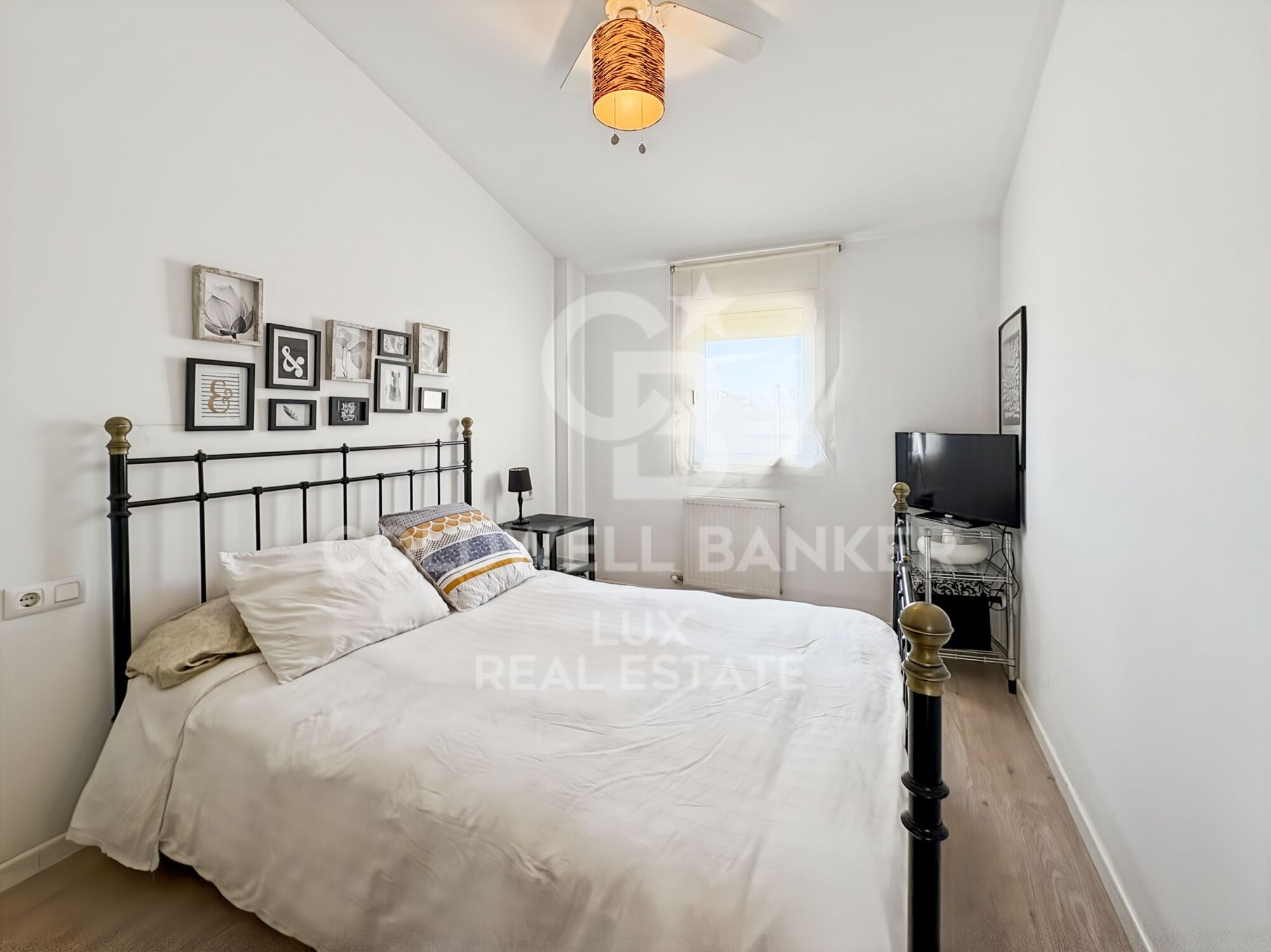 House with sunny garden and garage for sale in Empuriabrava