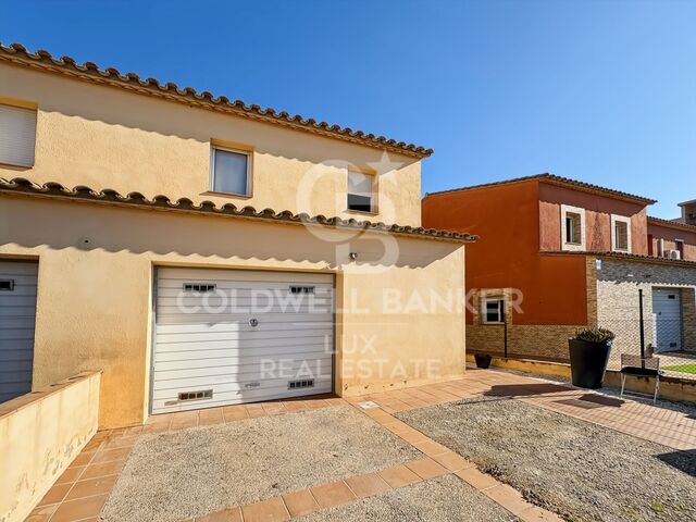 Casa con jardín soleado y garaje en venta en Empuriabrava