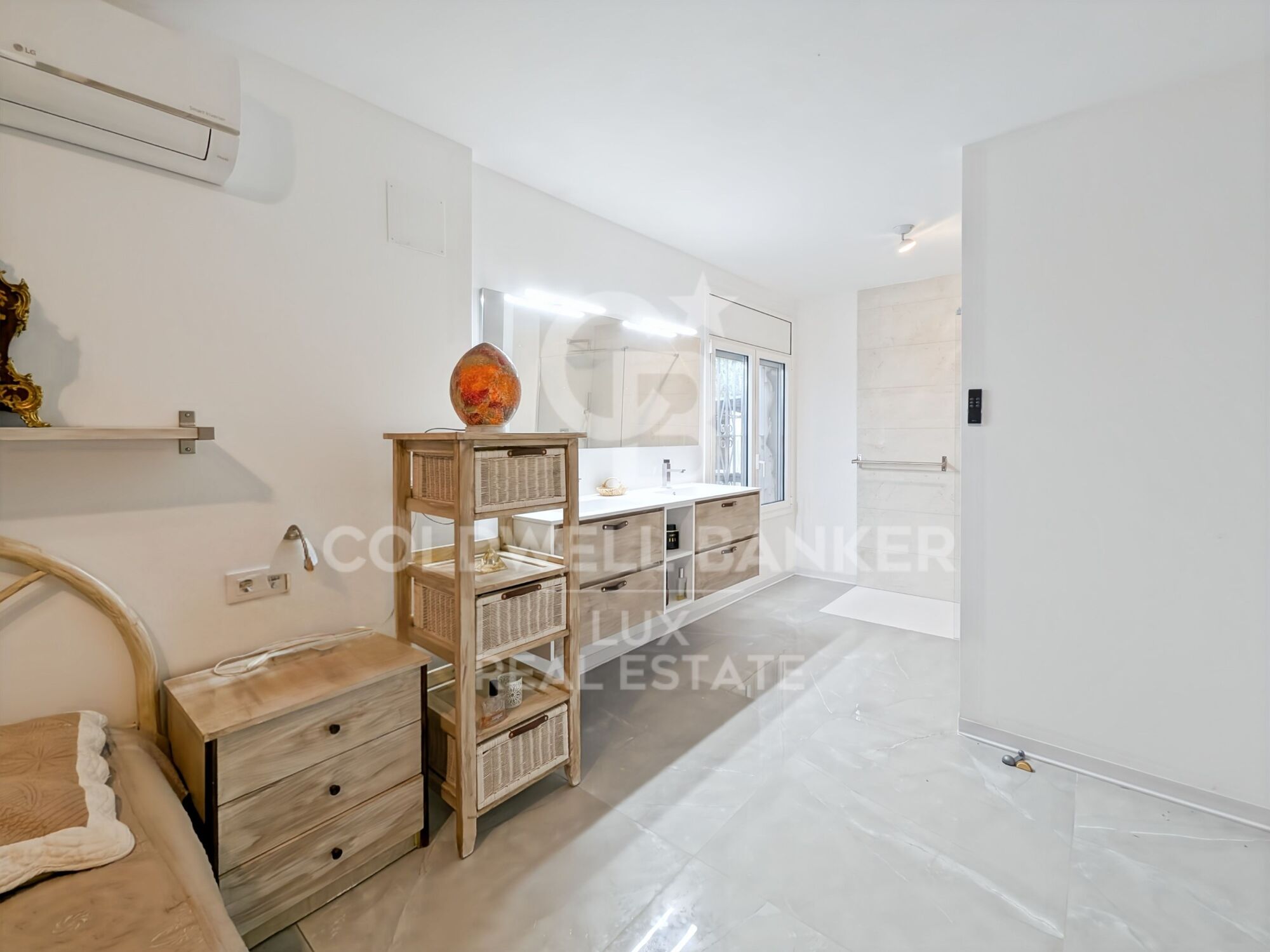 Luxury duplex with panoramic views of the Bay of Roses