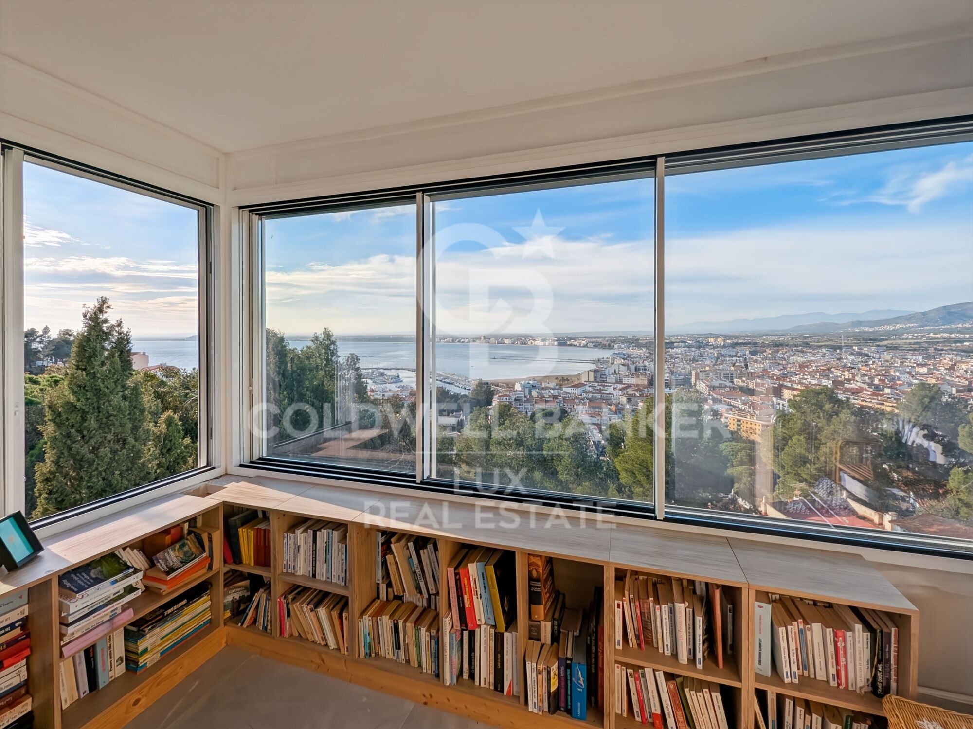 Luxury duplex with panoramic views of the Bay of Roses