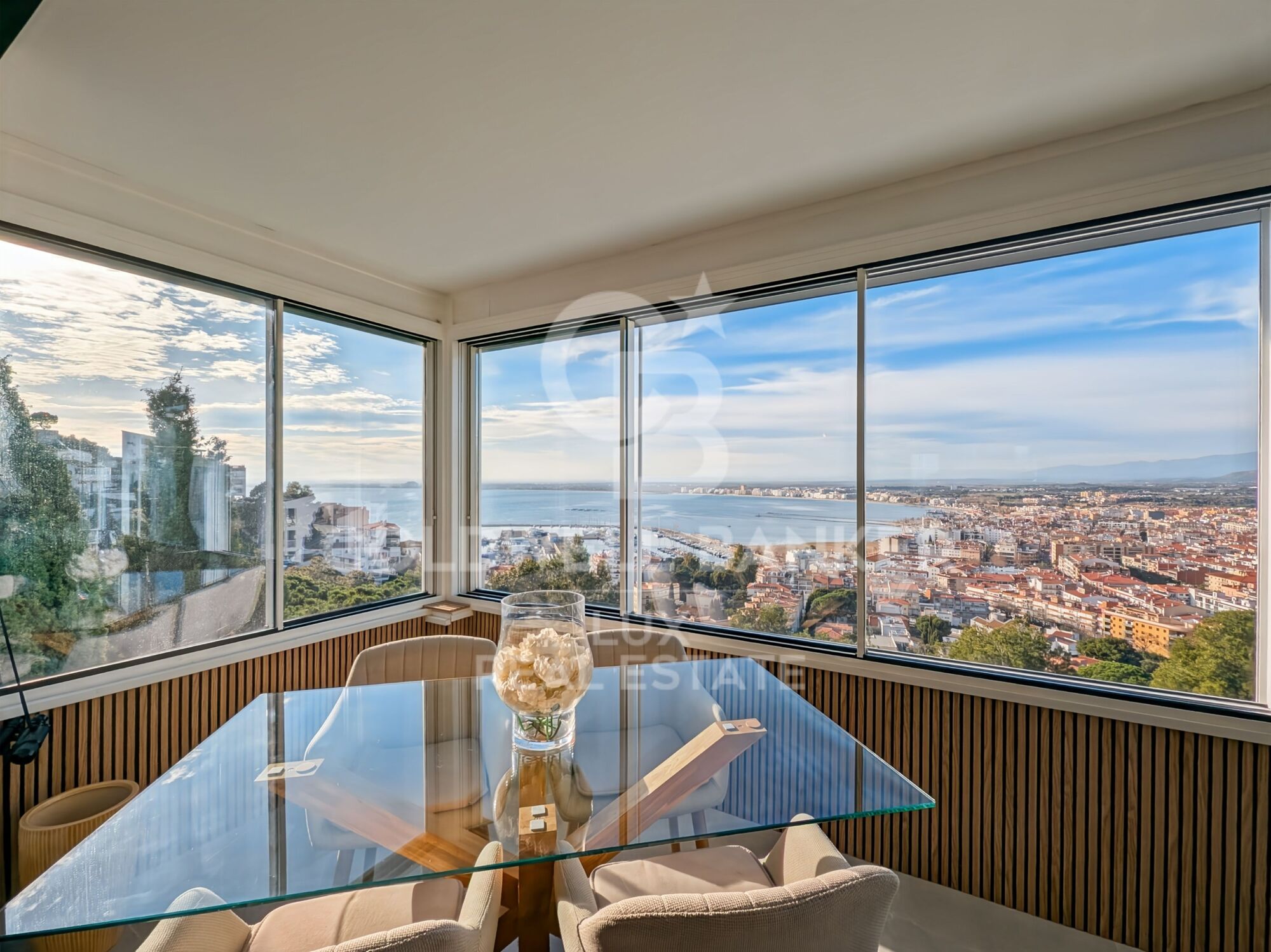 Luxury duplex with panoramic views of the Bay of Roses