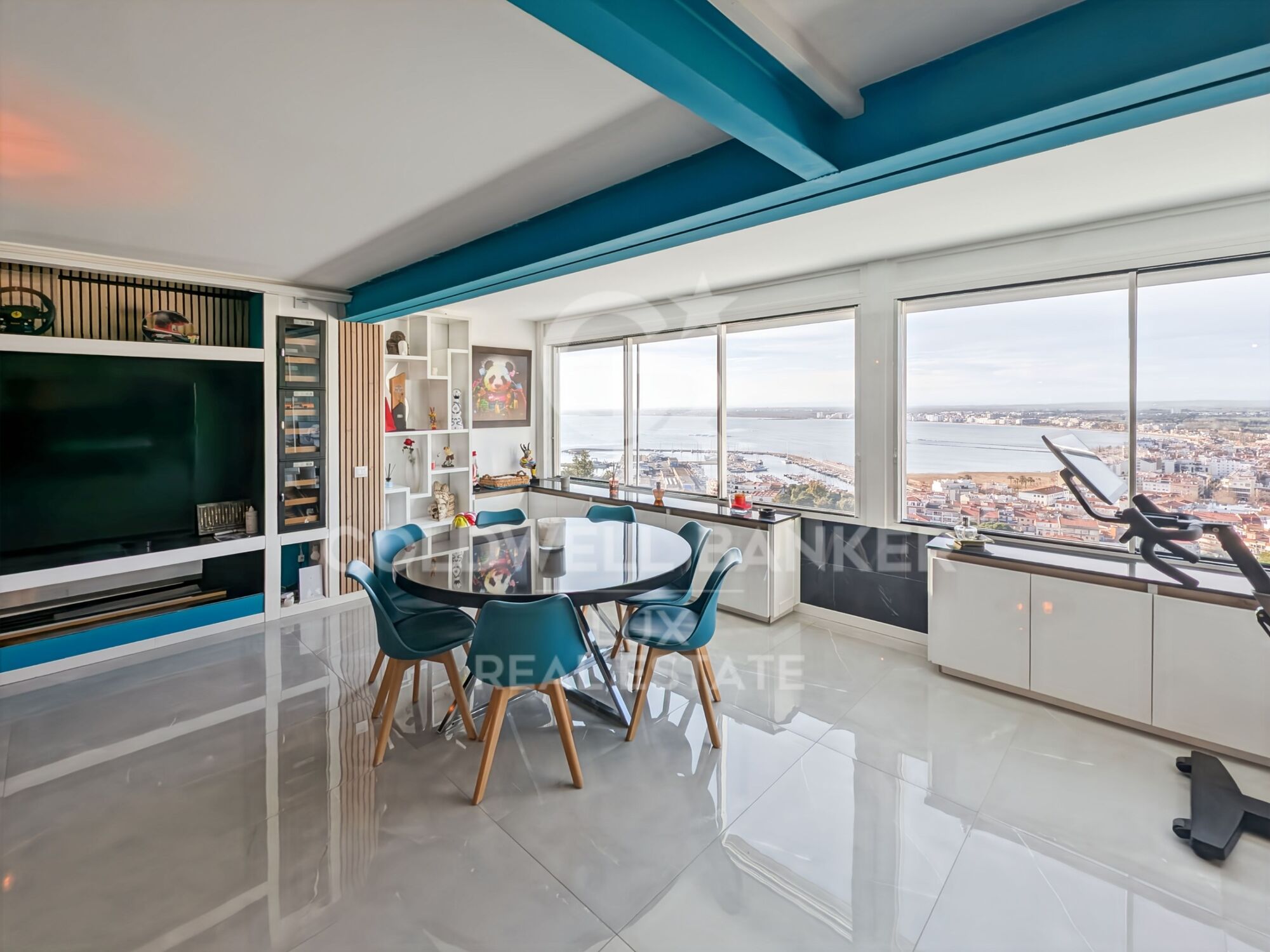 Apartamento moderno con vistas al mar y 2 plazas de parking en Roses
