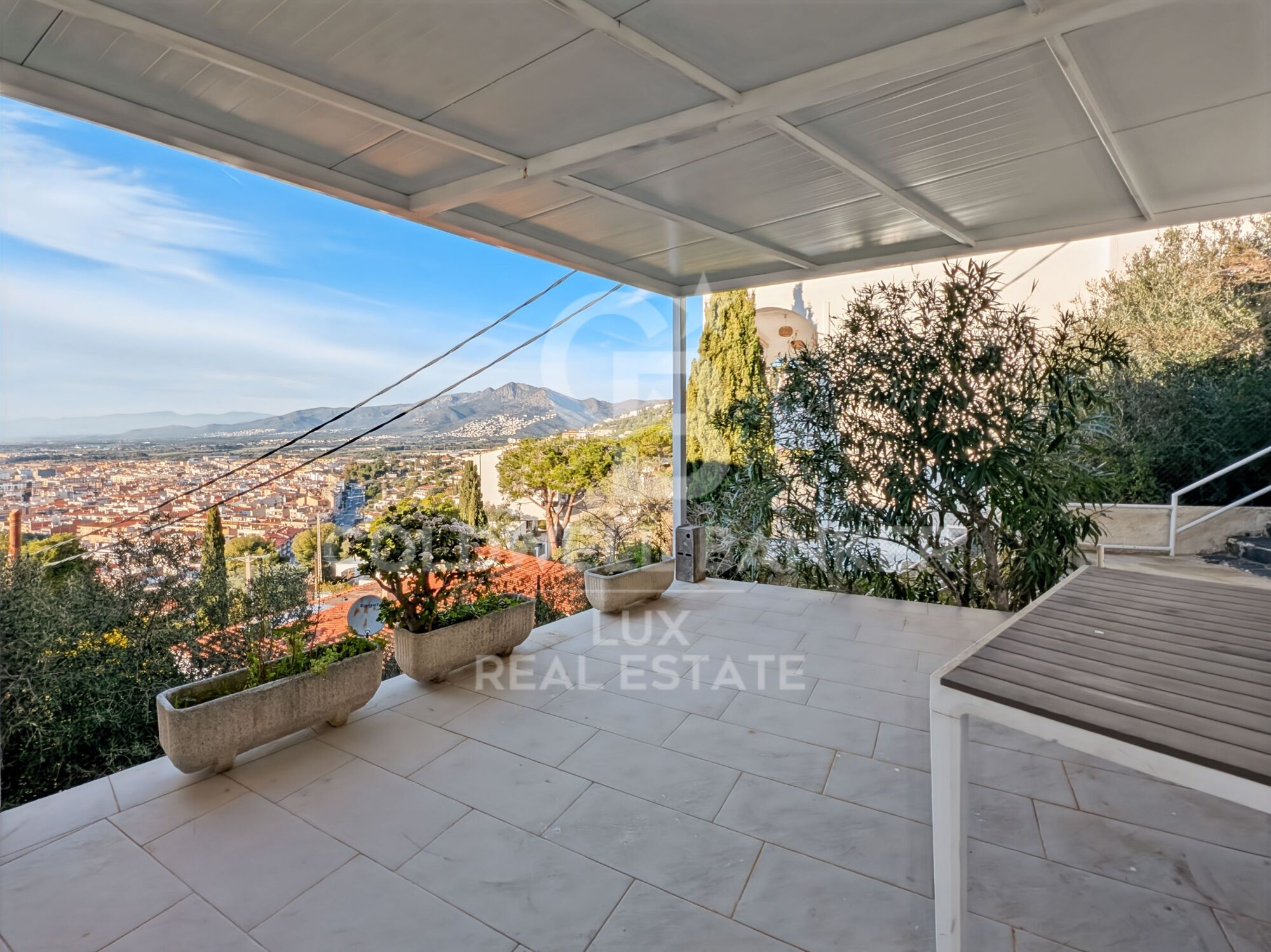 Apartamento moderno con vistas al mar y 2 plazas de parking en Roses