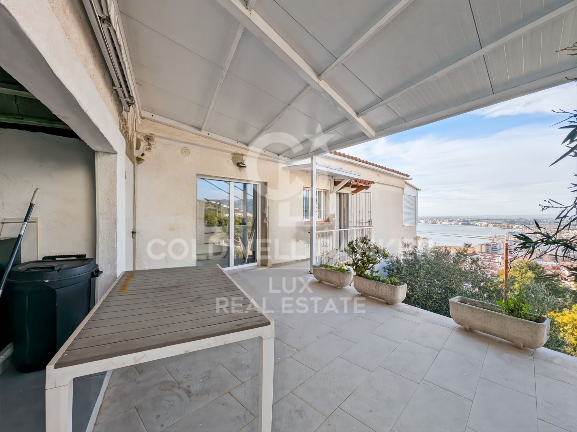 Modern flat with sea views and 2 parking spaces in Roses
